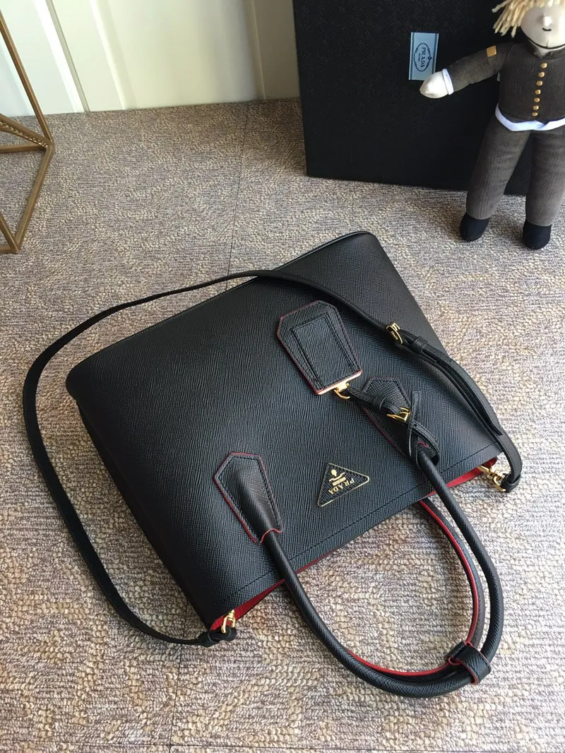 💰2040, P’s classic model 1BG775 black, arrived in [color][color][color], fully upgraded, using imported thick cross-grain cow + contrasting calf leather inside, top brushed hardware, color matching handle, 175 OEM code, a timeless shopping bag [naughty][naughty][naughty], fashionable and generous, length 33x height 24.5x bottom 14cm