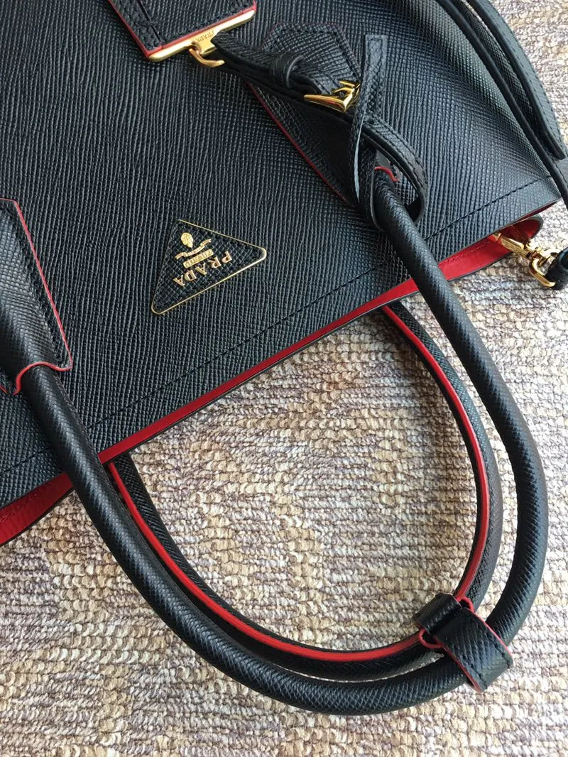 💰2040, P’s classic model 1BG775 black, arrived in [color][color][color], fully upgraded, using imported thick cross-grain cow + contrasting calf leather inside, top brushed hardware, color matching handle, 175 OEM code, a timeless shopping bag [naughty][naughty][naughty], fashionable and generous, length 33x height 24.5x bottom 14cm