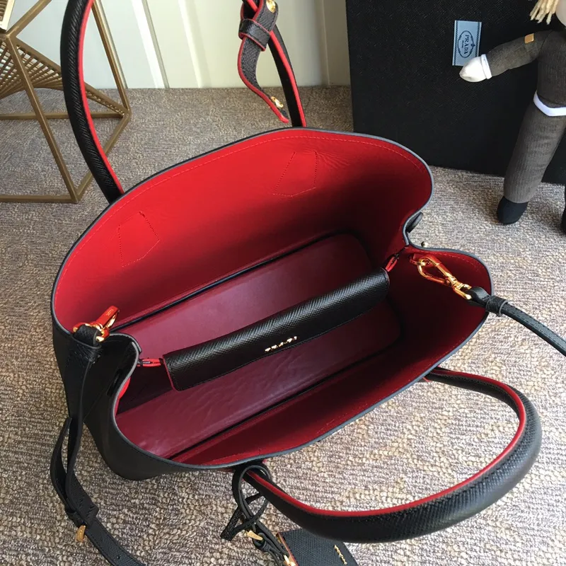 💰2040, P’s classic model 1BG775 black, arrived in [color][color][color], fully upgraded, using imported thick cross-grain cow + contrasting calf leather inside, top brushed hardware, color matching handle, 175 OEM code, a timeless shopping bag [naughty][naughty][naughty], fashionable and generous, length 33x height 24.5x bottom 14cm