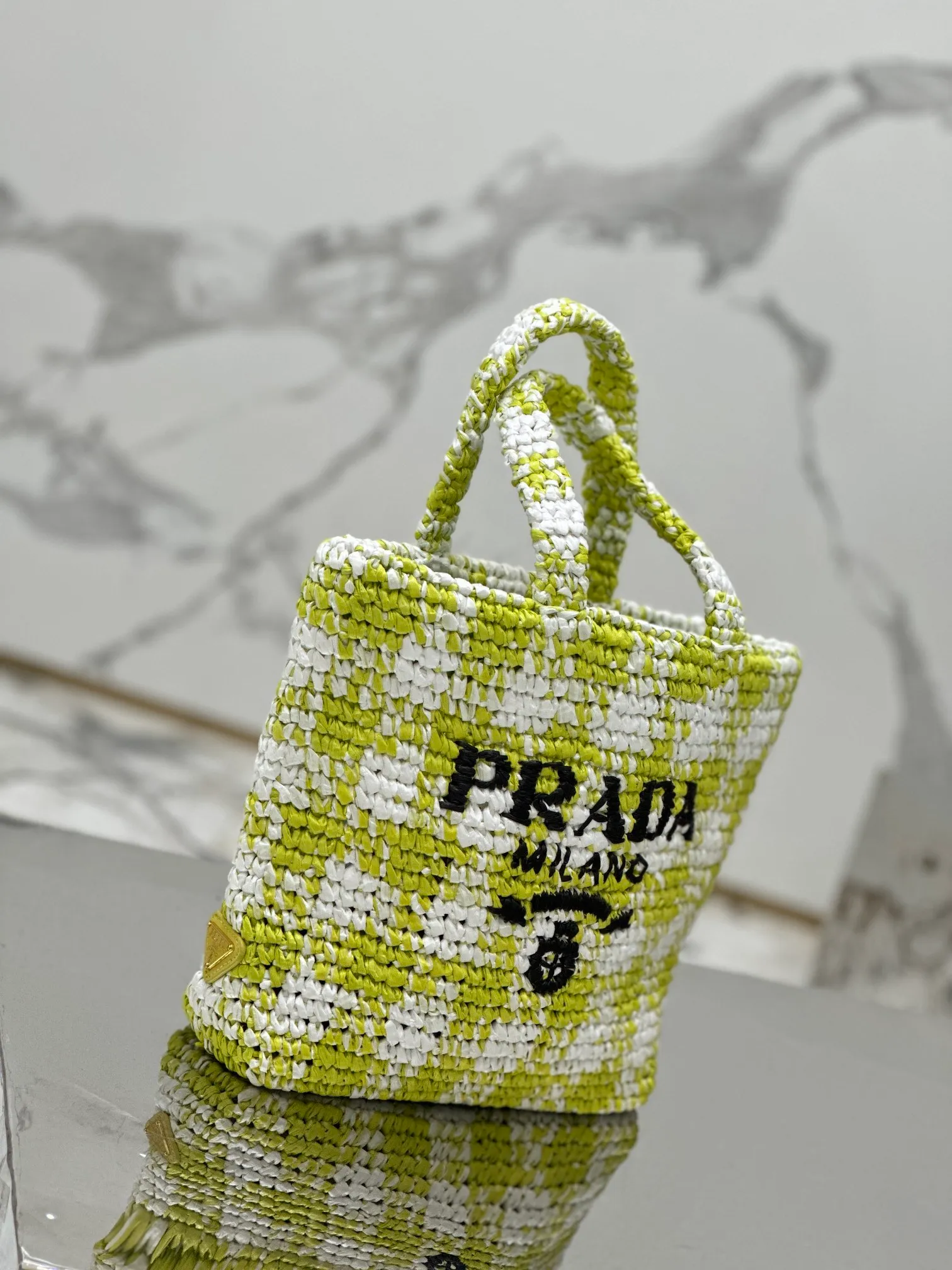 💰1560🌟Colorful woven tote bag (small size) The latest woven tote bag is designed with imported raffia. Each bag is woven by hand with professional technology, very exquisite and elegant! The color scheme of each one is very fresh! This is the bag you should carry in summer. Size: length 24×height 24×bottom 8cm Style number: 1BG422