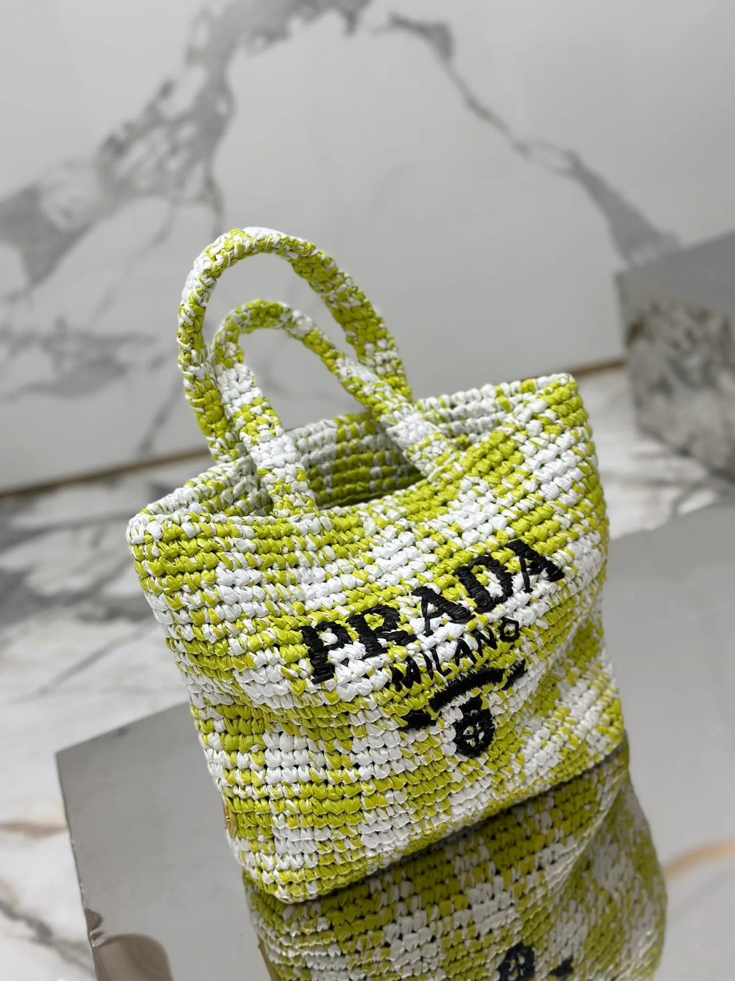 💰1560🌟Colorful woven tote bag (small size) The latest woven tote bag is designed with imported raffia. Each bag is woven by hand with professional technology, very exquisite and elegant! The color scheme of each one is very fresh! This is the bag you should carry in summer. Size: length 24×height 24×bottom 8cm Style number: 1BG422