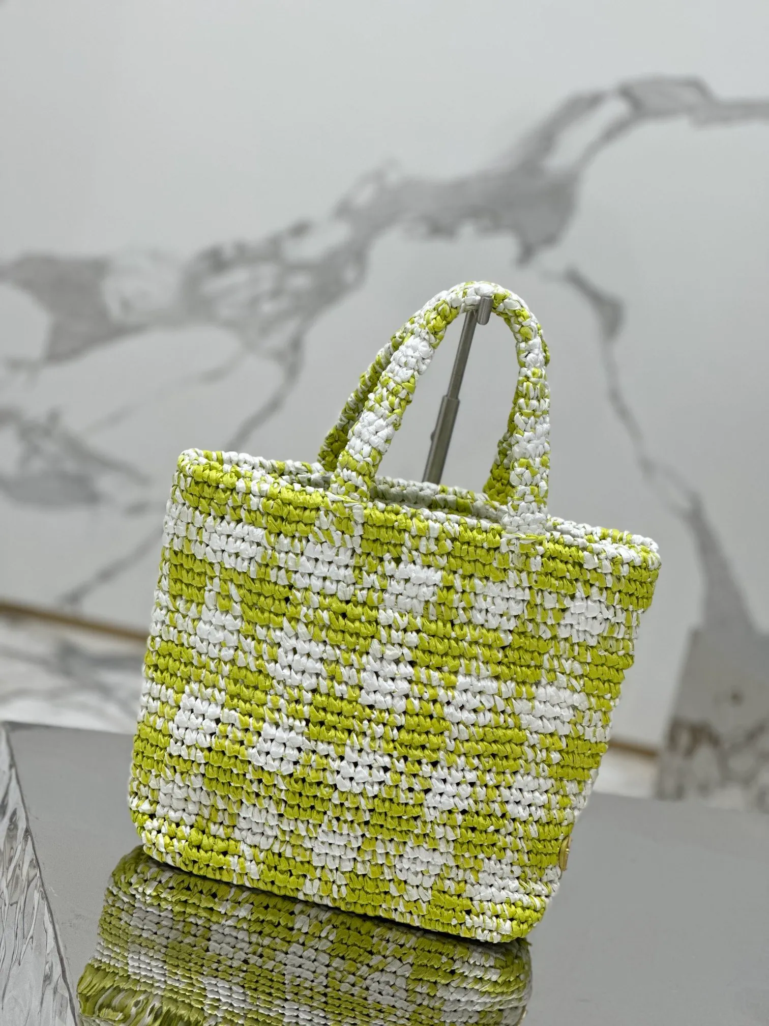 💰1560🌟Colorful woven tote bag (small size) The latest woven tote bag is designed with imported raffia. Each bag is woven by hand with professional technology, very exquisite and elegant! The color scheme of each one is very fresh! This is the bag you should carry in summer. Size: length 24×height 24×bottom 8cm Style number: 1BG422