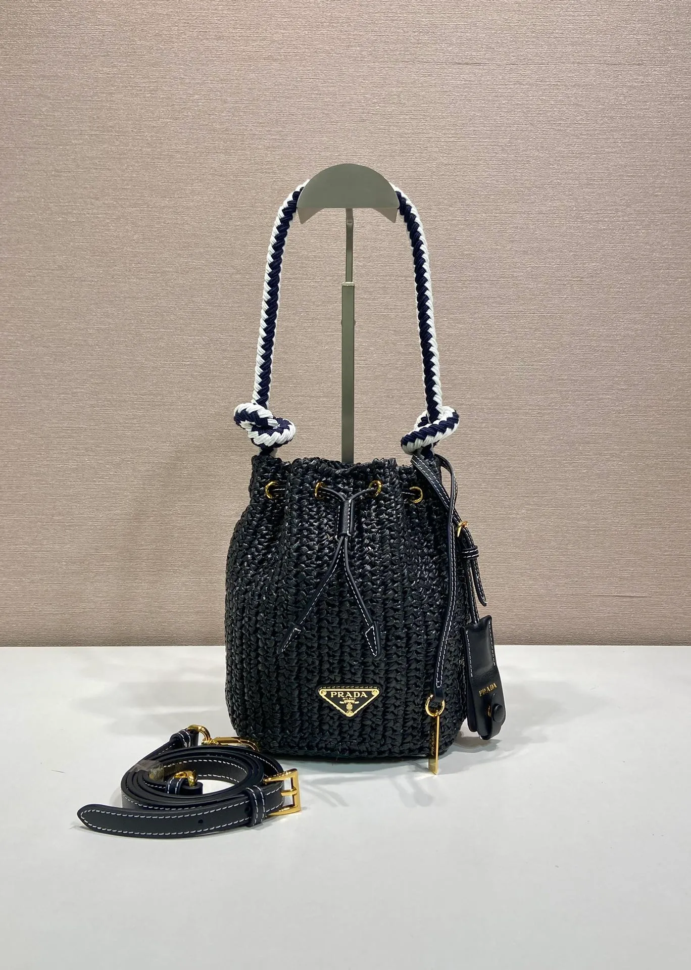 💰1360🎉New woven 🎉1BE068 bucket bag🎉🎉 This woven bucket bag is made of imported raffia material. Purely handwoven. Cotton rope carry handles. Detachable and adjustable leather shoulder strap. Detachable leather keychain, metal hardware accessories, drawstring closure, large capacity, it is a popular style that will never go out of style, hurry up and get it🎉🎉 Length 19.5x Height 15.5x Bottom 10cm🎉🎉🎉💰💰💰