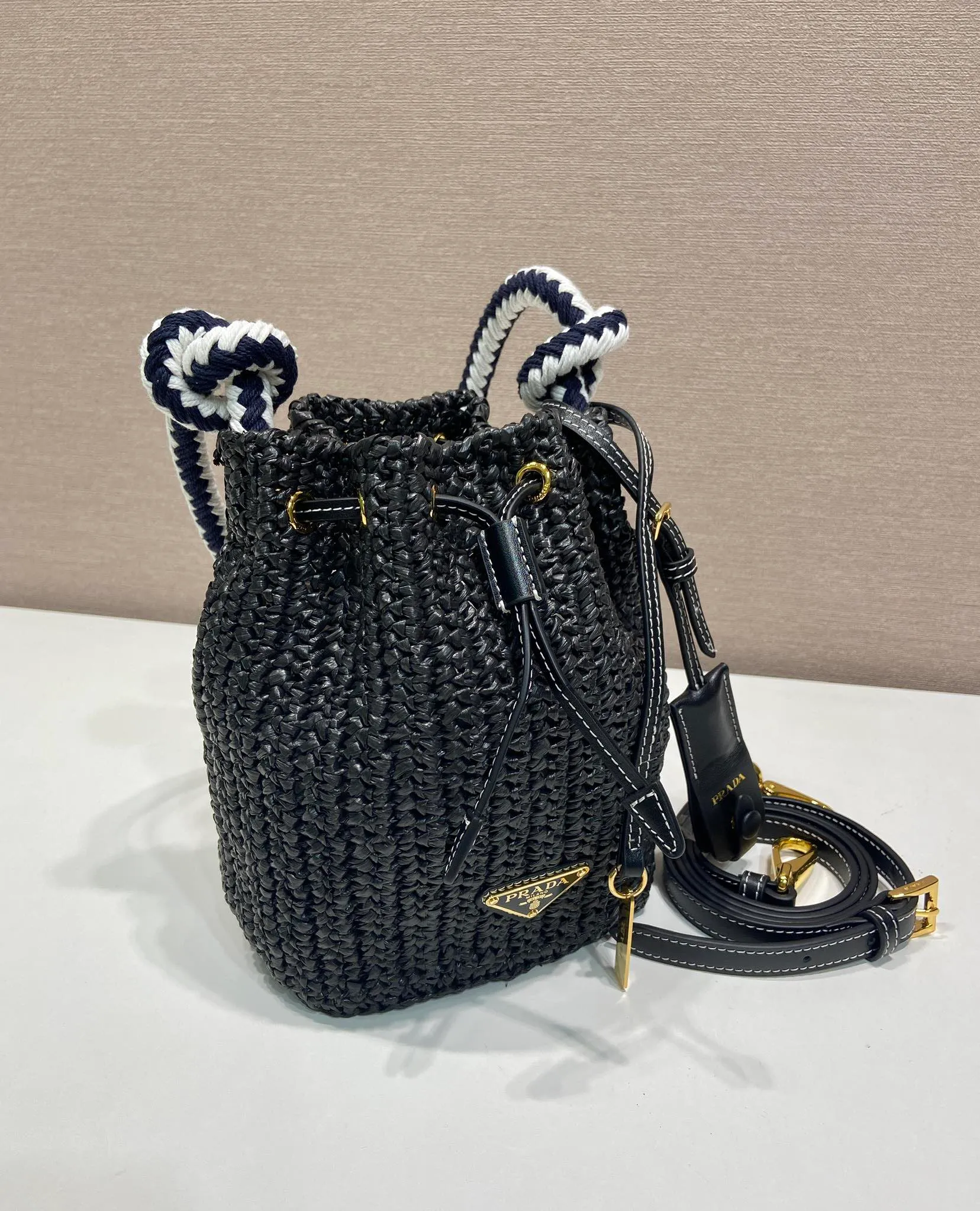 💰1360🎉New woven 🎉1BE068 bucket bag🎉🎉 This woven bucket bag is made of imported raffia material. Purely handwoven. Cotton rope carry handles. Detachable and adjustable leather shoulder strap. Detachable leather keychain, metal hardware accessories, drawstring closure, large capacity, it is a popular style that will never go out of style, hurry up and get it🎉🎉 Length 19.5x Height 15.5x Bottom 10cm🎉🎉🎉💰💰💰
