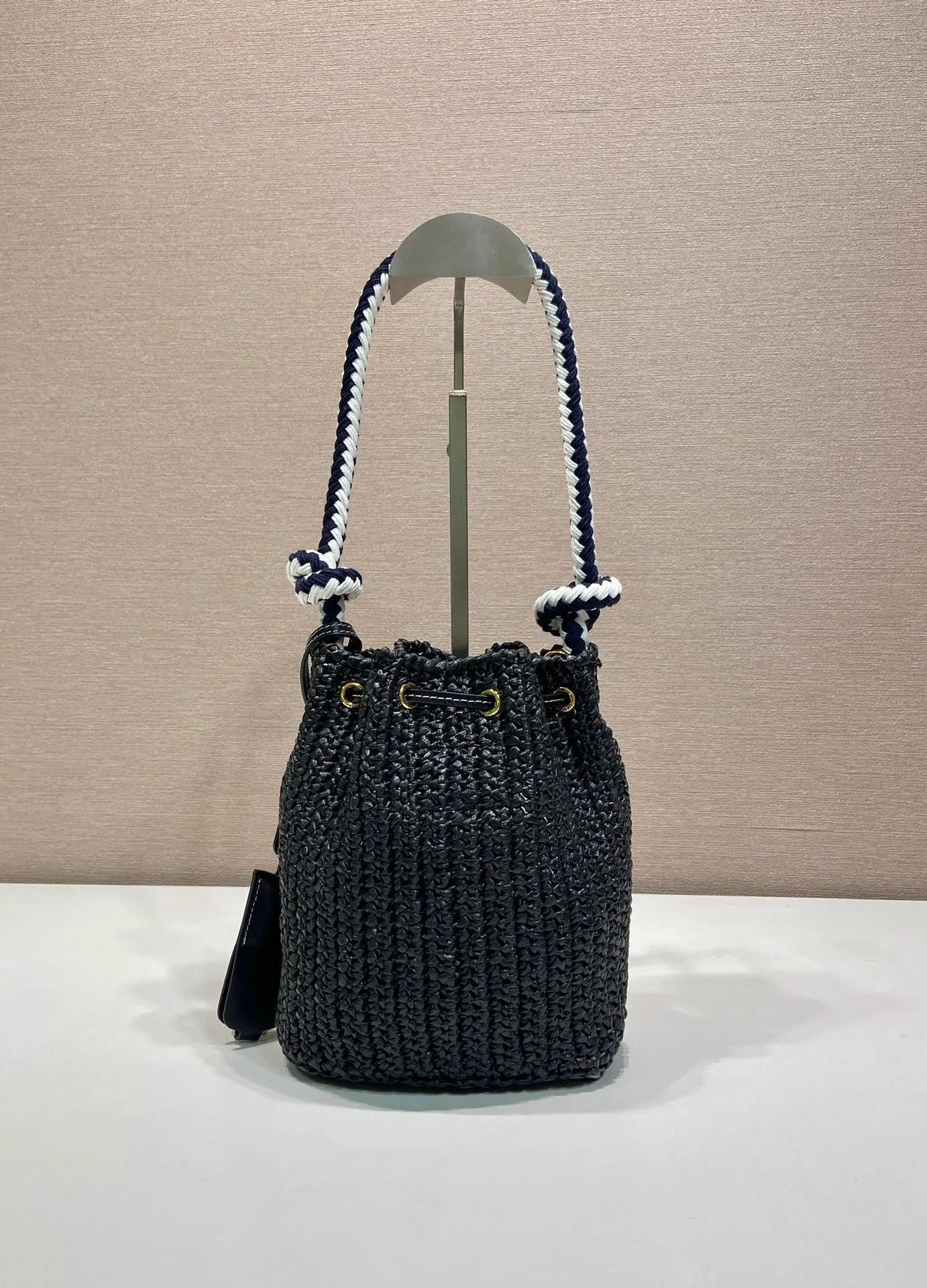 💰1360🎉New woven 🎉1BE068 bucket bag🎉🎉 This woven bucket bag is made of imported raffia material. Purely handwoven. Cotton rope carry handles. Detachable and adjustable leather shoulder strap. Detachable leather keychain, metal hardware accessories, drawstring closure, large capacity, it is a popular style that will never go out of style, hurry up and get it🎉🎉 Length 19.5x Height 15.5x Bottom 10cm🎉🎉🎉💰💰💰