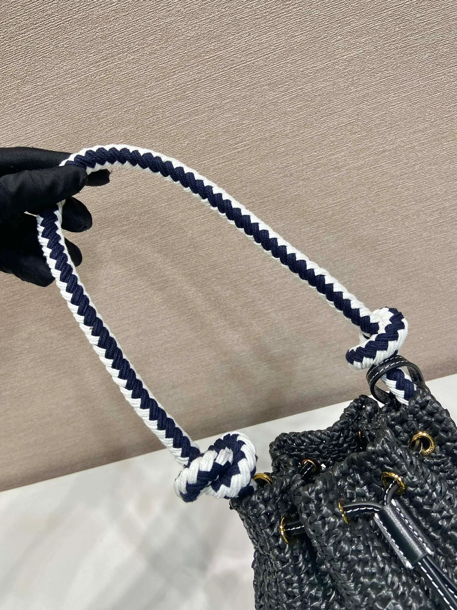 💰1360🎉New woven 🎉1BE068 bucket bag🎉🎉 This woven bucket bag is made of imported raffia material. Purely handwoven. Cotton rope carry handles. Detachable and adjustable leather shoulder strap. Detachable leather keychain, metal hardware accessories, drawstring closure, large capacity, it is a popular style that will never go out of style, hurry up and get it🎉🎉 Length 19.5x Height 15.5x Bottom 10cm🎉🎉🎉💰💰💰