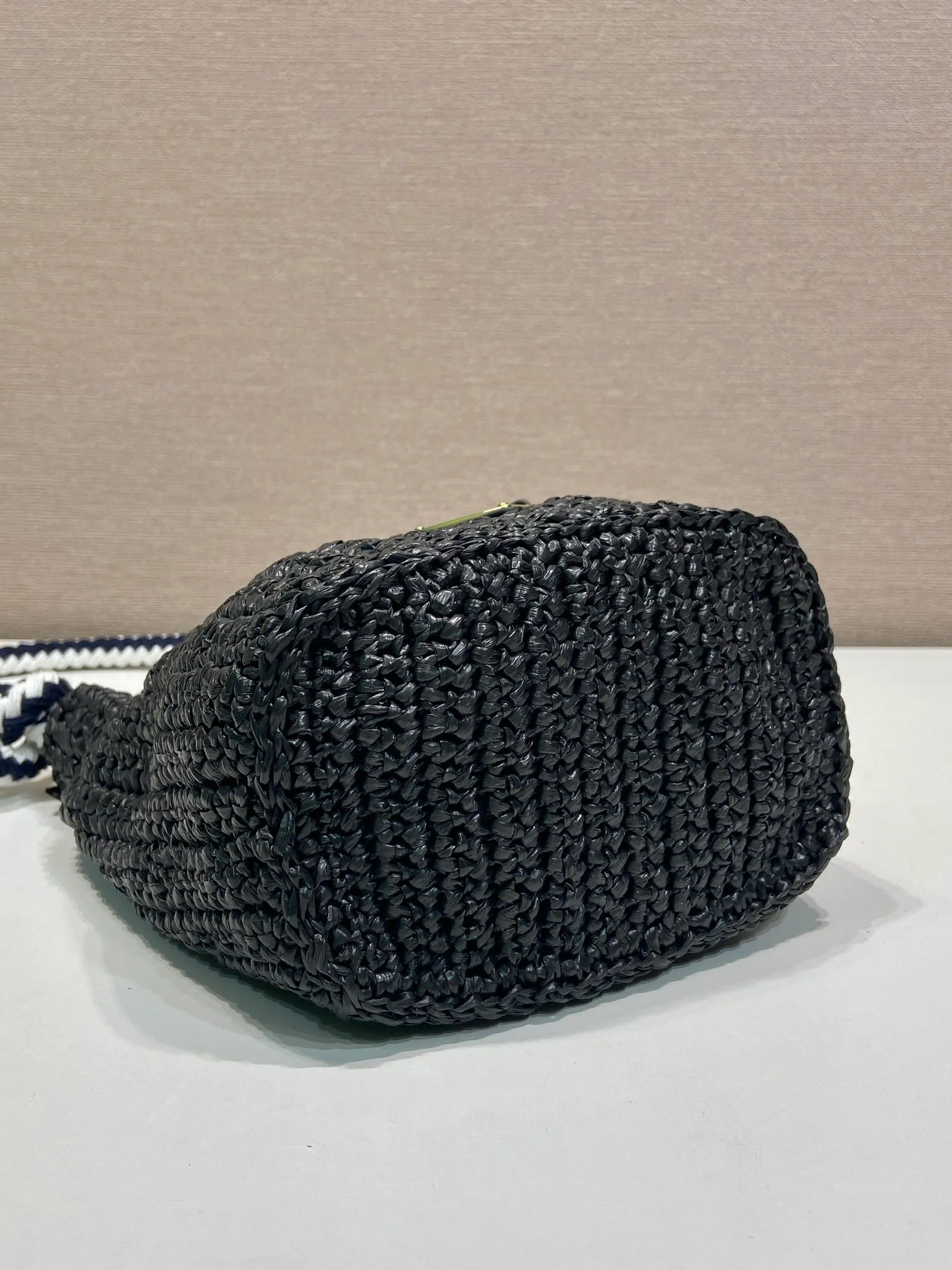 💰1360🎉New woven 🎉1BE068 bucket bag🎉🎉 This woven bucket bag is made of imported raffia material. Purely handwoven. Cotton rope carry handles. Detachable and adjustable leather shoulder strap. Detachable leather keychain, metal hardware accessories, drawstring closure, large capacity, it is a popular style that will never go out of style, hurry up and get it🎉🎉 Length 19.5x Height 15.5x Bottom 10cm🎉🎉🎉💰💰💰