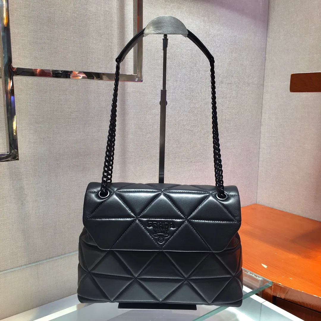 💰1840🎉Exclusive first release🎉1BD231 large size😘😘✨Original item👍Made of imported lambskin, complex hand-embroidered 👍Super soft to the touch😘😘Hardware with same color finish, chain, letter logo. The chain of the same color comes with a leather shoulder strap, which can be worn diagonally or on one shoulder😘😘The three compartment design meets exquisite storage needs, is lightweight and practical, and has a large space capacity. It can be worn with everyday clothes, so beautiful🙊🙊Hurry up, goddesses😘😘Length 27xHeight 18.5xBottom 9cm👏👏👏💰💰💰