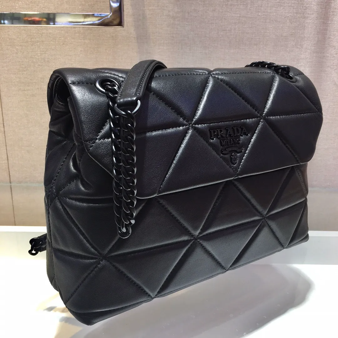 💰1840🎉Exclusive first release🎉1BD231 large size😘😘✨Original item👍Made of imported lambskin, complex hand-embroidered 👍Super soft to the touch😘😘Hardware with same color finish, chain, letter logo. The chain of the same color comes with a leather shoulder strap, which can be worn diagonally or on one shoulder😘😘The three compartment design meets exquisite storage needs, is lightweight and practical, and has a large space capacity. It can be worn with everyday clothes, so beautiful🙊🙊Hurry up, goddesses😘😘Length 27xHeight 18.5xBottom 9cm👏👏👏💰💰💰