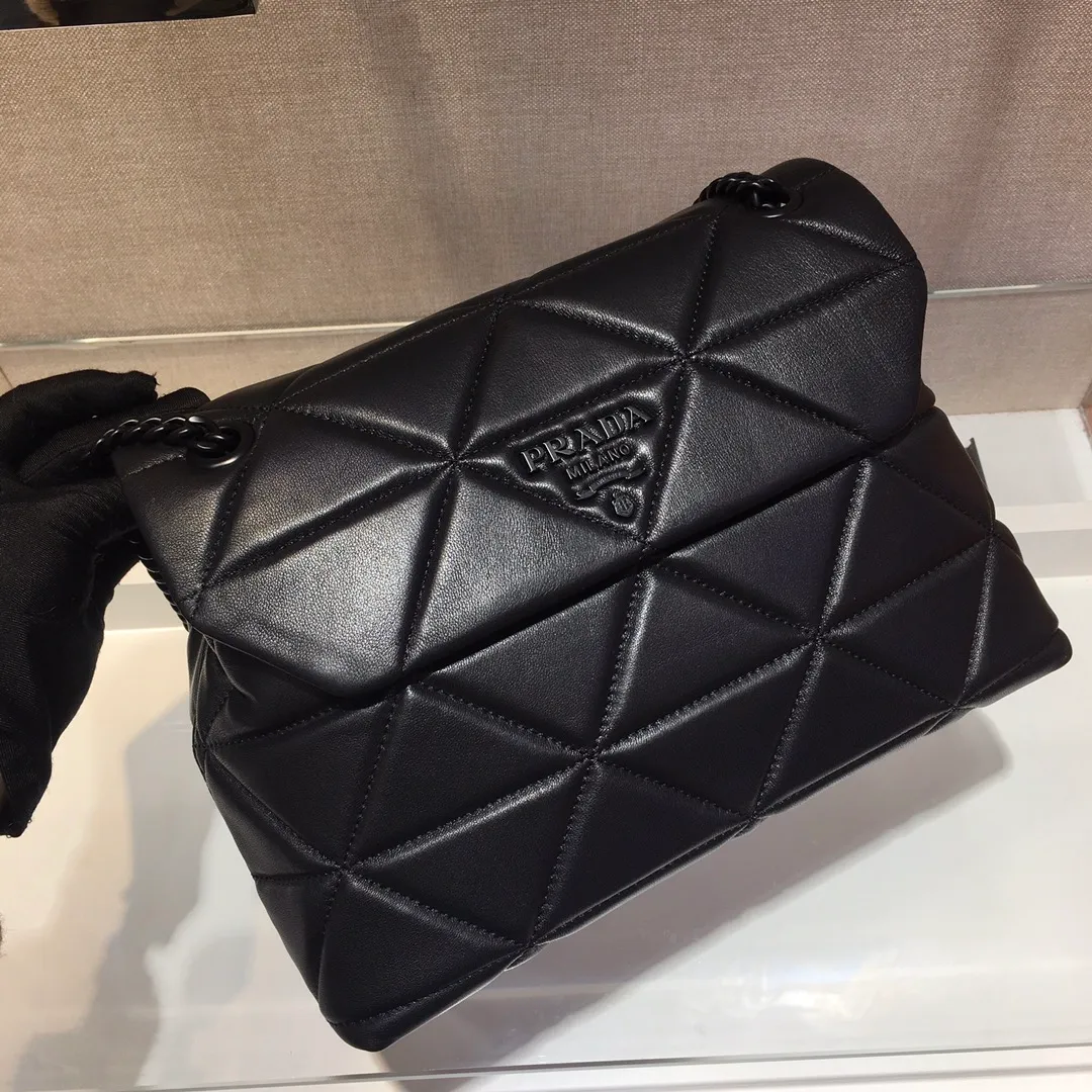 💰1840🎉Exclusive first release🎉1BD231 large size😘😘✨Original item👍Made of imported lambskin, complex hand-embroidered 👍Super soft to the touch😘😘Hardware with same color finish, chain, letter logo. The chain of the same color comes with a leather shoulder strap, which can be worn diagonally or on one shoulder😘😘The three compartment design meets exquisite storage needs, is lightweight and practical, and has a large space capacity. It can be worn with everyday clothes, so beautiful🙊🙊Hurry up, goddesses😘😘Length 27xHeight 18.5xBottom 9cm👏👏👏💰💰💰