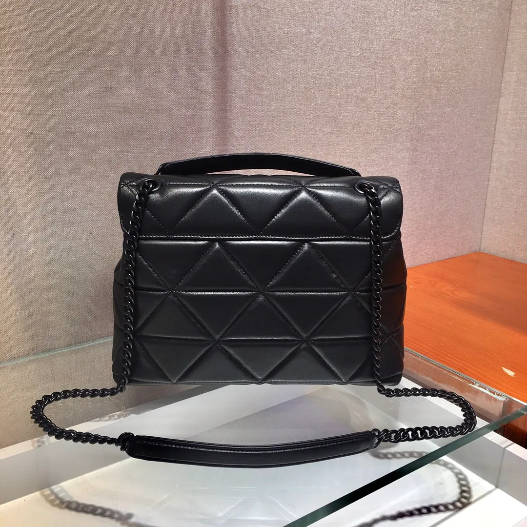 💰1840🎉Exclusive first release🎉1BD231 large size😘😘✨Original item👍Made of imported lambskin, complex hand-embroidered 👍Super soft to the touch😘😘Hardware with same color finish, chain, letter logo. The chain of the same color comes with a leather shoulder strap, which can be worn diagonally or on one shoulder😘😘The three compartment design meets exquisite storage needs, is lightweight and practical, and has a large space capacity. It can be worn with everyday clothes, so beautiful🙊🙊Hurry up, goddesses😘😘Length 27xHeight 18.5xBottom 9cm👏👏👏💰💰💰