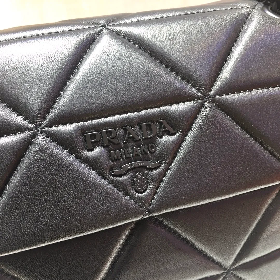 💰1840🎉Exclusive first release🎉1BD231 large size😘😘✨Original item👍Made of imported lambskin, complex hand-embroidered 👍Super soft to the touch😘😘Hardware with same color finish, chain, letter logo. The chain of the same color comes with a leather shoulder strap, which can be worn diagonally or on one shoulder😘😘The three compartment design meets exquisite storage needs, is lightweight and practical, and has a large space capacity. It can be worn with everyday clothes, so beautiful🙊🙊Hurry up, goddesses😘😘Length 27xHeight 18.5xBottom 9cm👏👏👏💰💰💰