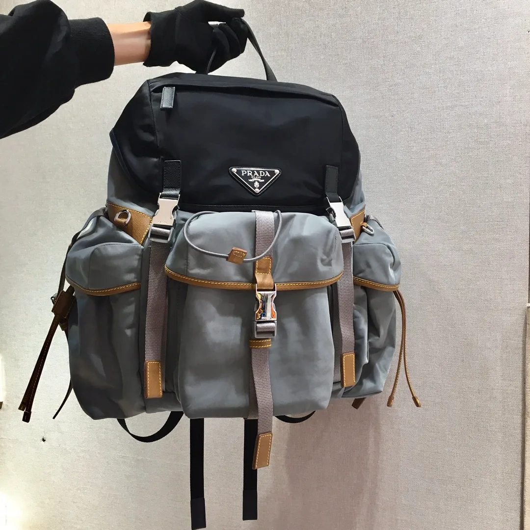 💰1860🎉New Backpack🎉2VZ074 Backpack👏👏 Made of fabric with Saffiano leather trim, it presents a functional and modern design. The backpack is equipped with multiple pockets. The contrasting colors and contrasting materials make the bag look eye-catching and charming. The space capacity is particularly large. The upper body effect is unparalleled, fashionable and elegant. Complex handcrafting and exquisite workmanship. Men, hurry up and get it. 😘😘 Length 37 height 42x bottom 17cm