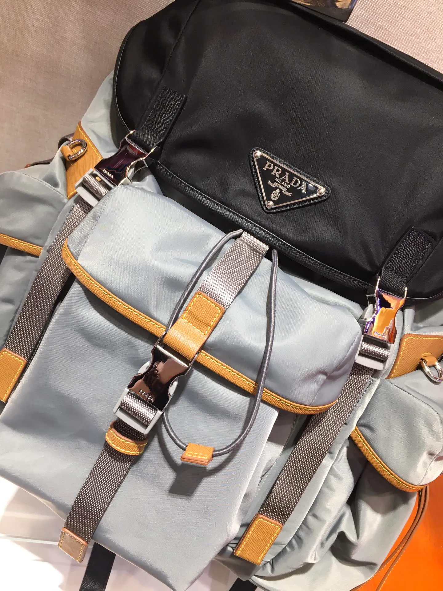 💰1860🎉New Backpack🎉2VZ074 Backpack👏👏 Made of fabric with Saffiano leather trim, it presents a functional and modern design. The backpack is equipped with multiple pockets. The contrasting colors and contrasting materials make the bag look eye-catching and charming. The space capacity is particularly large. The upper body effect is unparalleled, fashionable and elegant. Complex handcrafting and exquisite workmanship. Men, hurry up and get it. 😘😘 Length 37 height 42x bottom 17cm