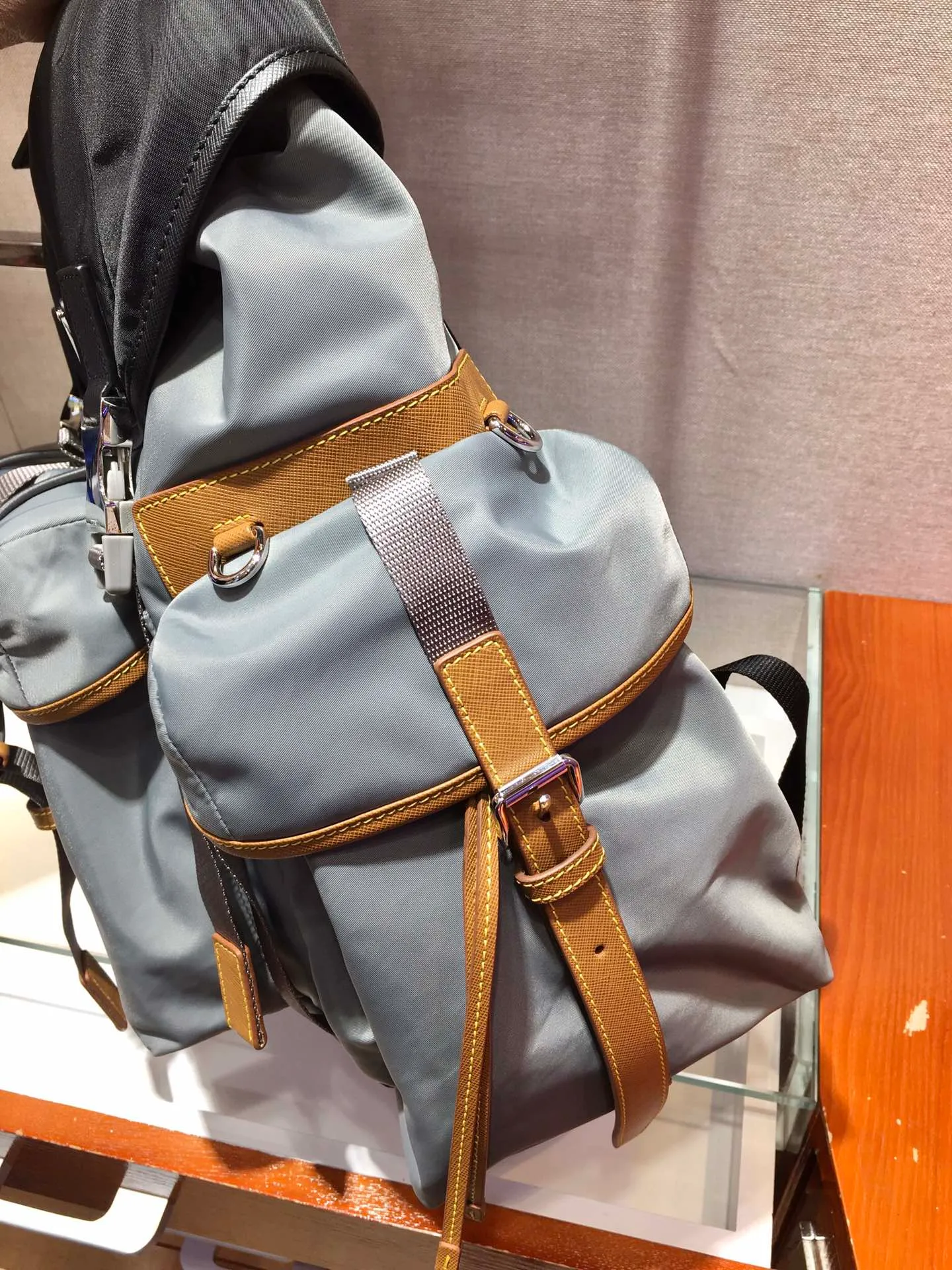 💰1860🎉New Backpack🎉2VZ074 Backpack👏👏 Made of fabric with Saffiano leather trim, it presents a functional and modern design. The backpack is equipped with multiple pockets. The contrasting colors and contrasting materials make the bag look eye-catching and charming. The space capacity is particularly large. The upper body effect is unparalleled, fashionable and elegant. Complex handcrafting and exquisite workmanship. Men, hurry up and get it. 😘😘 Length 37 height 42x bottom 17cm