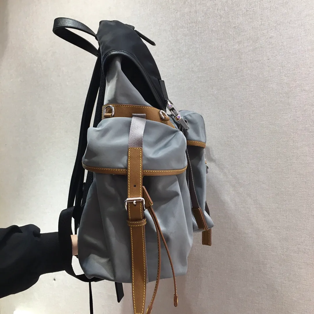💰1860🎉New Backpack🎉2VZ074 Backpack👏👏 Made of fabric with Saffiano leather trim, it presents a functional and modern design. The backpack is equipped with multiple pockets. The contrasting colors and contrasting materials make the bag look eye-catching and charming. The space capacity is particularly large. The upper body effect is unparalleled, fashionable and elegant. Complex handcrafting and exquisite workmanship. Men, hurry up and get it. 😘😘 Length 37 height 42x bottom 17cm