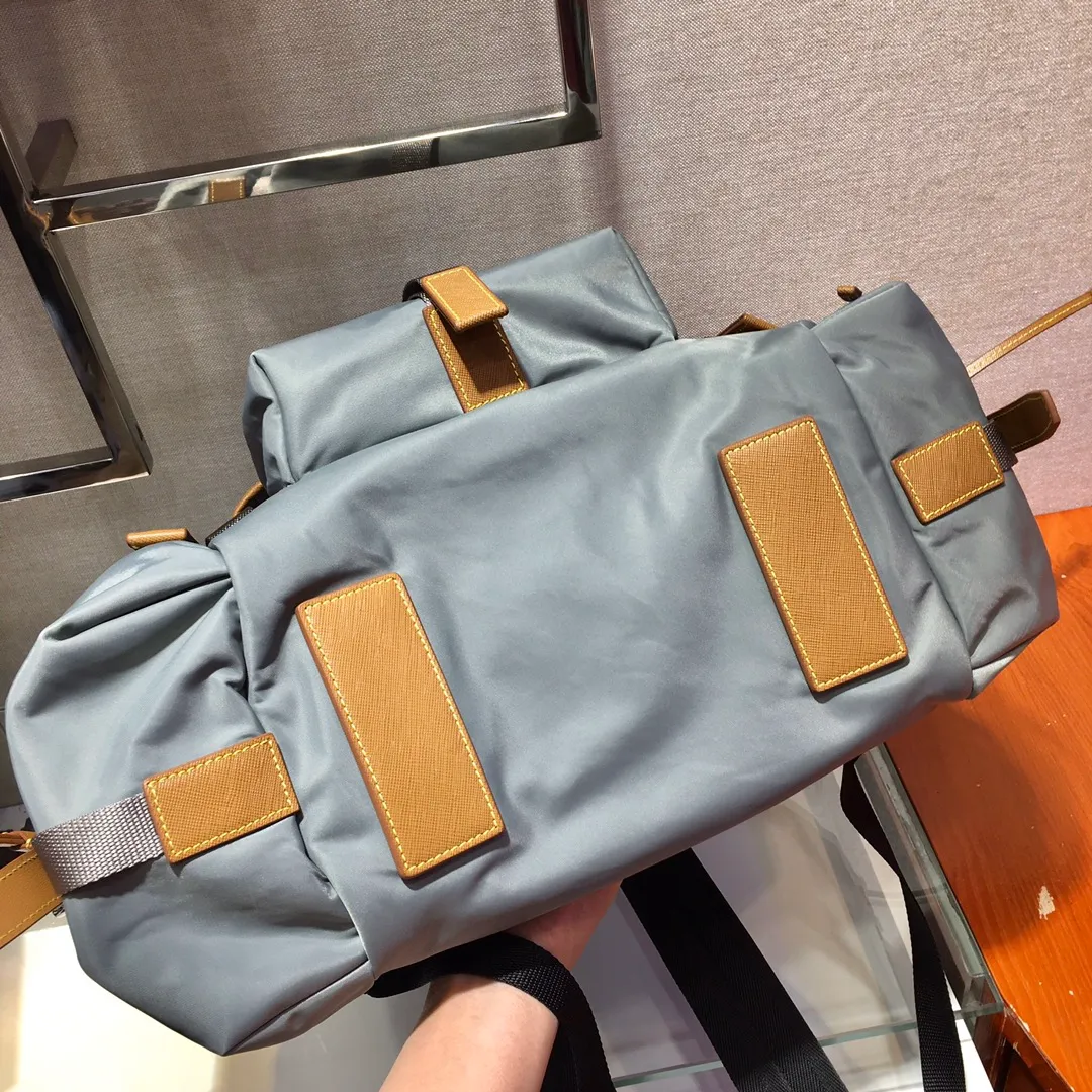 💰1860🎉New Backpack🎉2VZ074 Backpack👏👏 Made of fabric with Saffiano leather trim, it presents a functional and modern design. The backpack is equipped with multiple pockets. The contrasting colors and contrasting materials make the bag look eye-catching and charming. The space capacity is particularly large. The upper body effect is unparalleled, fashionable and elegant. Complex handcrafting and exquisite workmanship. Men, hurry up and get it. 😘😘 Length 37 height 42x bottom 17cm
