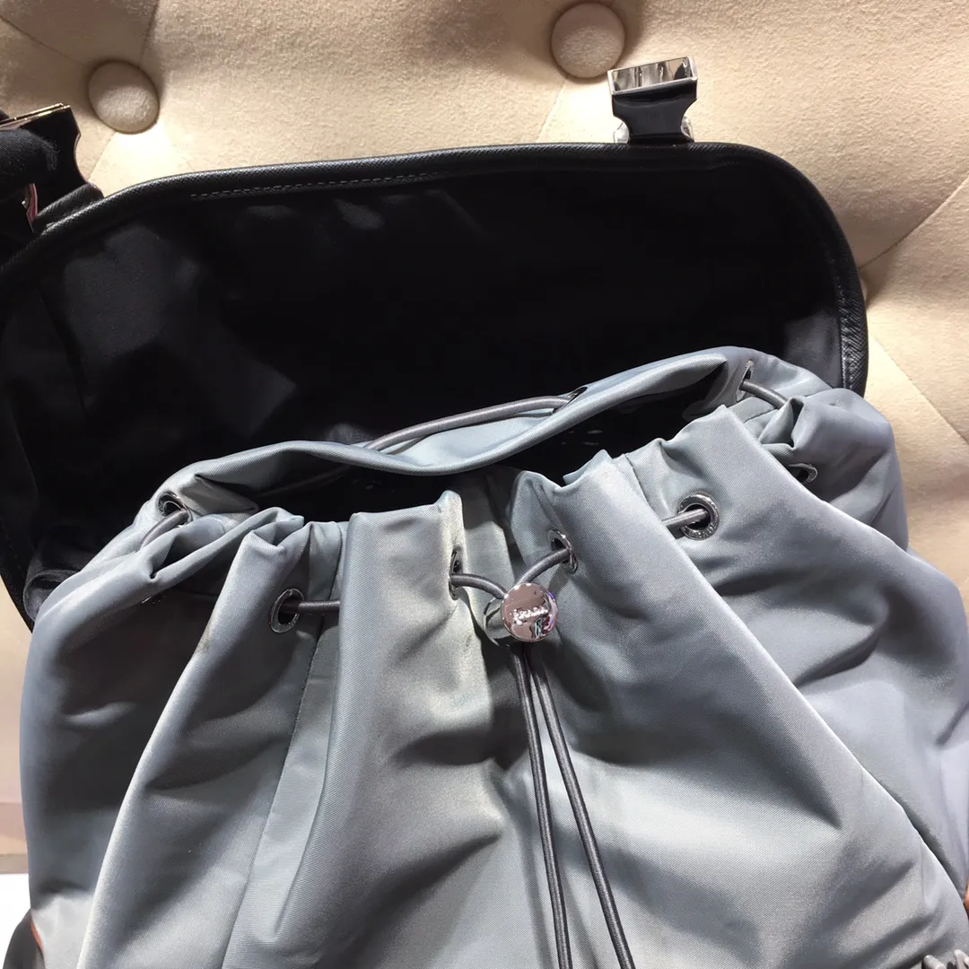 💰1860🎉New Backpack🎉2VZ074 Backpack👏👏 Made of fabric with Saffiano leather trim, it presents a functional and modern design. The backpack is equipped with multiple pockets. The contrasting colors and contrasting materials make the bag look eye-catching and charming. The space capacity is particularly large. The upper body effect is unparalleled, fashionable and elegant. Complex handcrafting and exquisite workmanship. Men, hurry up and get it. 😘😘 Length 37 height 42x bottom 17cm