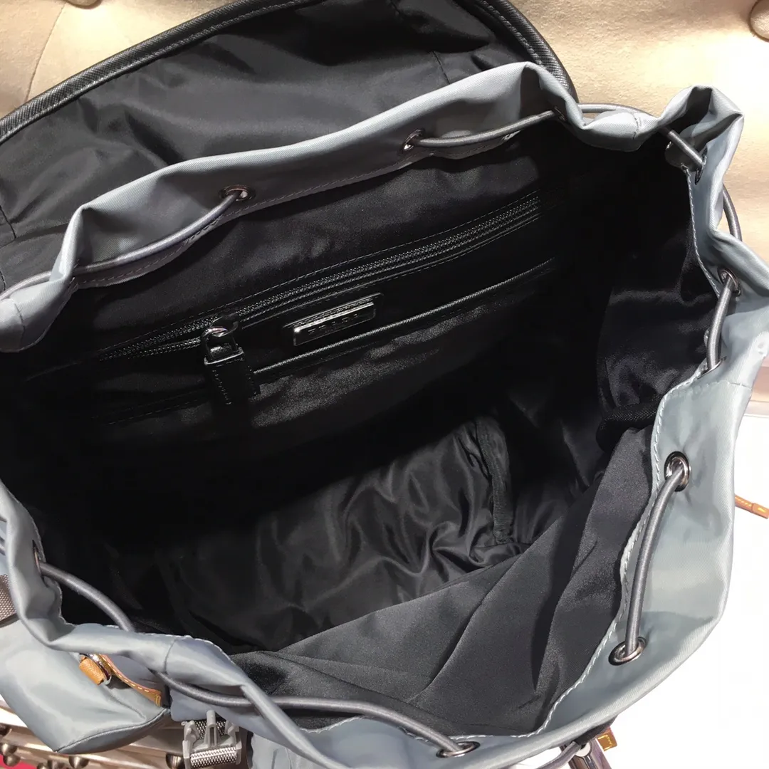 💰1860🎉New Backpack🎉2VZ074 Backpack👏👏 Made of fabric with Saffiano leather trim, it presents a functional and modern design. The backpack is equipped with multiple pockets. The contrasting colors and contrasting materials make the bag look eye-catching and charming. The space capacity is particularly large. The upper body effect is unparalleled, fashionable and elegant. Complex handcrafting and exquisite workmanship. Men, hurry up and get it. 😘😘 Length 37 height 42x bottom 17cm