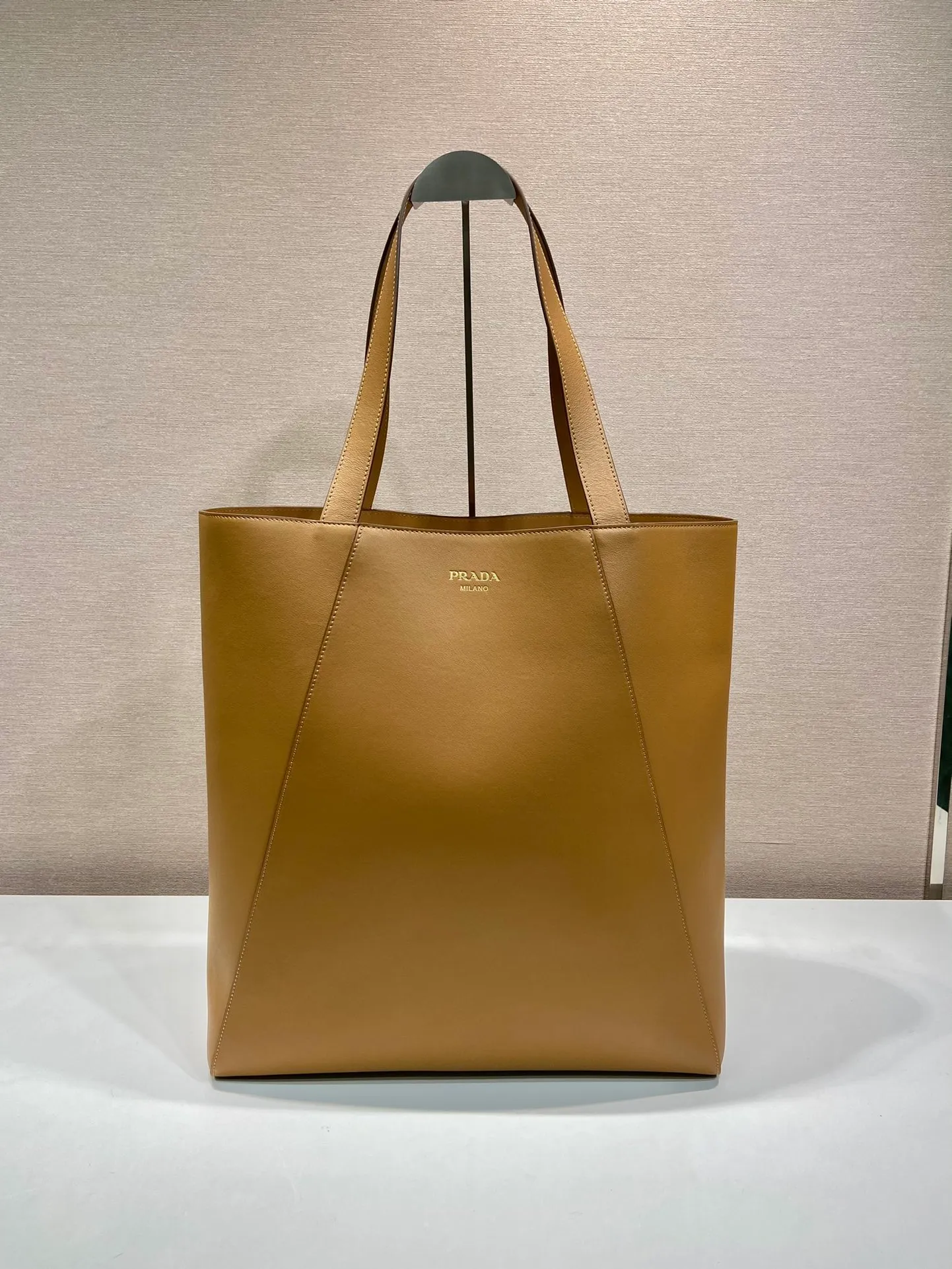 💰1920🎉New tote bag🎉2VG122🎉🎉 This tote bag adopts simple geometric line design, highlighting modern casual personality. Made from leather, it has a roomy silhouette with a soft texture, multiple interior pockets and is embellished with a monogrammed logo. Large capacity, light and practical, hurry up and get it🎉🎉 Length 38x Height 42x Bottom 17cm🎉🎉🎉💰💰💰