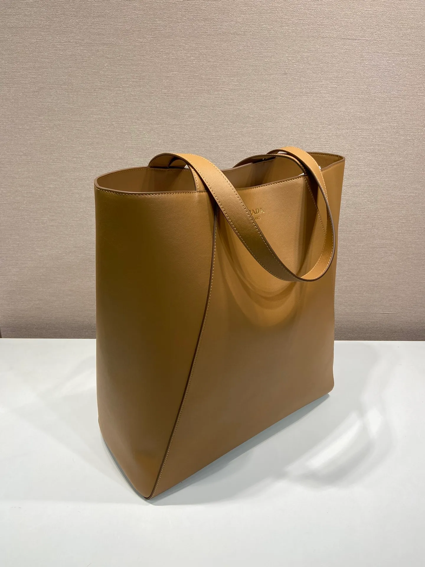 💰1920🎉New tote bag🎉2VG122🎉🎉 This tote bag adopts simple geometric line design, highlighting modern casual personality. Made from leather, it has a roomy silhouette with a soft texture, multiple interior pockets and is embellished with a monogrammed logo. Large capacity, light and practical, hurry up and get it🎉🎉 Length 38x Height 42x Bottom 17cm🎉🎉🎉💰💰💰