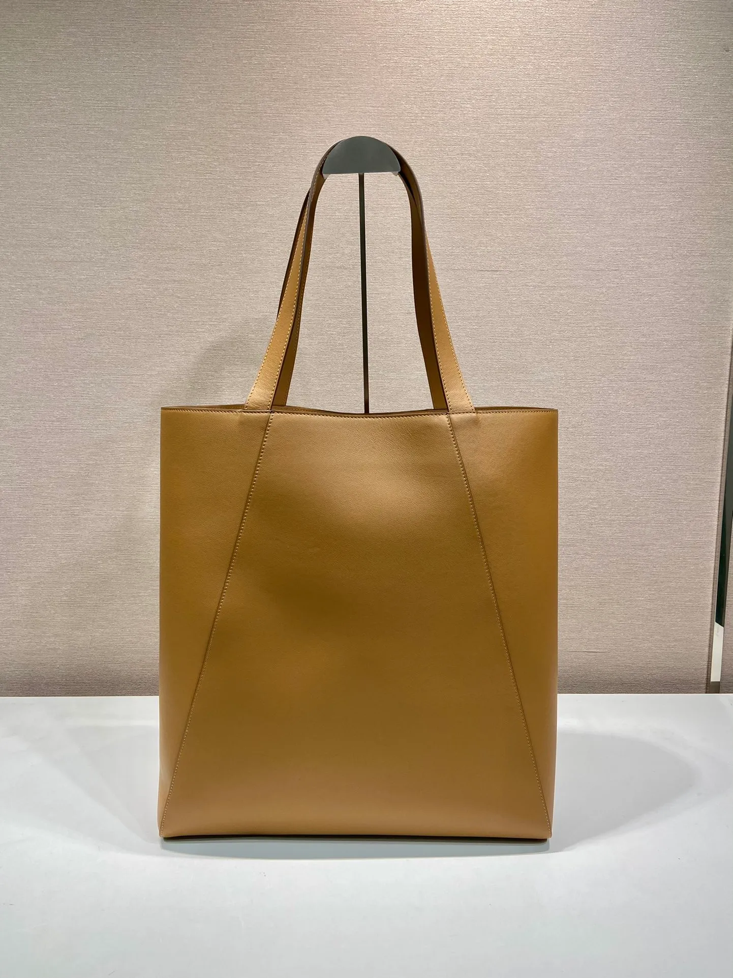 💰1920🎉New tote bag🎉2VG122🎉🎉 This tote bag adopts simple geometric line design, highlighting modern casual personality. Made from leather, it has a roomy silhouette with a soft texture, multiple interior pockets and is embellished with a monogrammed logo. Large capacity, light and practical, hurry up and get it🎉🎉 Length 38x Height 42x Bottom 17cm🎉🎉🎉💰💰💰