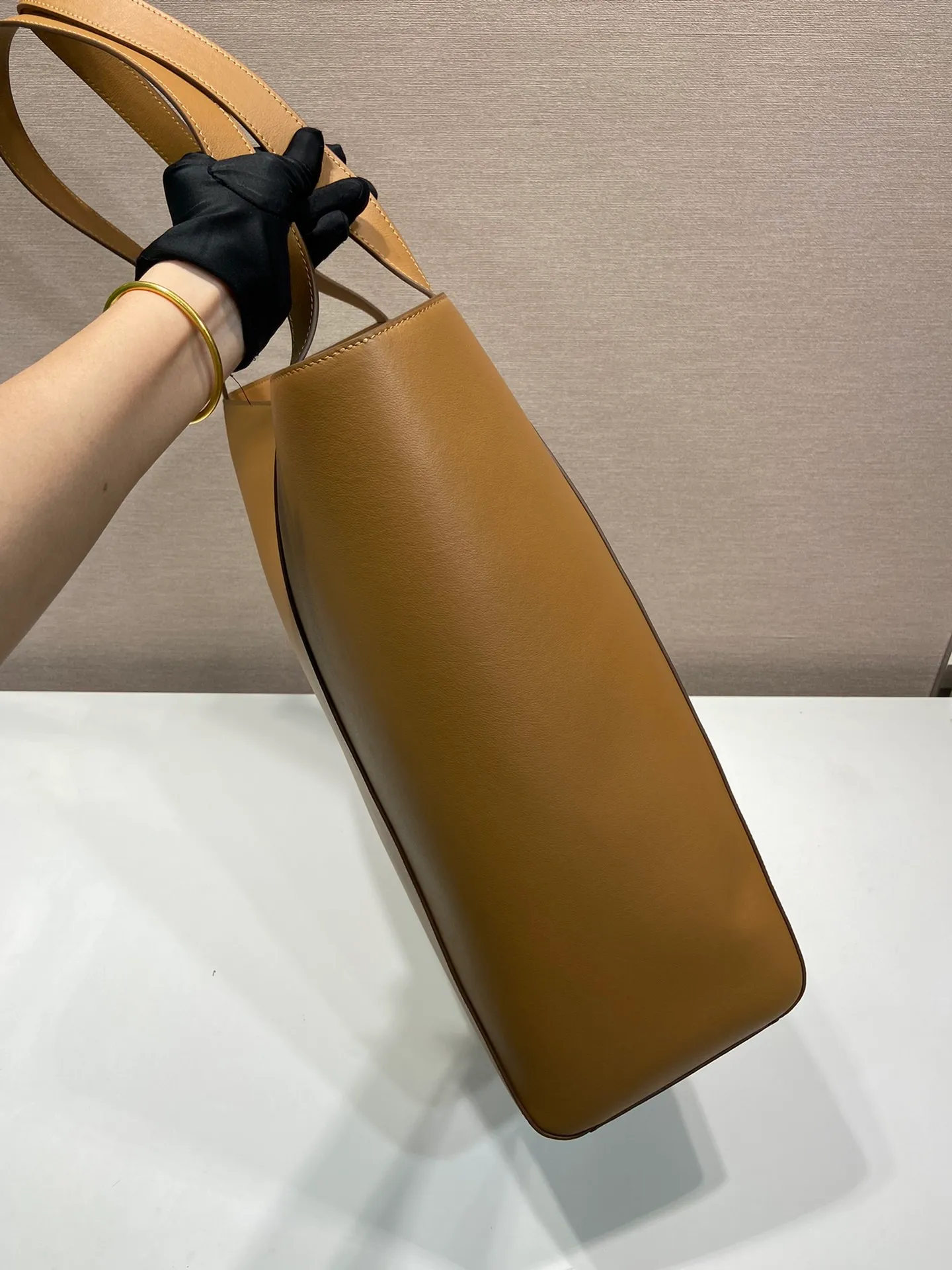 💰1920🎉New tote bag🎉2VG122🎉🎉 This tote bag adopts simple geometric line design, highlighting modern casual personality. Made from leather, it has a roomy silhouette with a soft texture, multiple interior pockets and is embellished with a monogrammed logo. Large capacity, light and practical, hurry up and get it🎉🎉 Length 38x Height 42x Bottom 17cm🎉🎉🎉💰💰💰