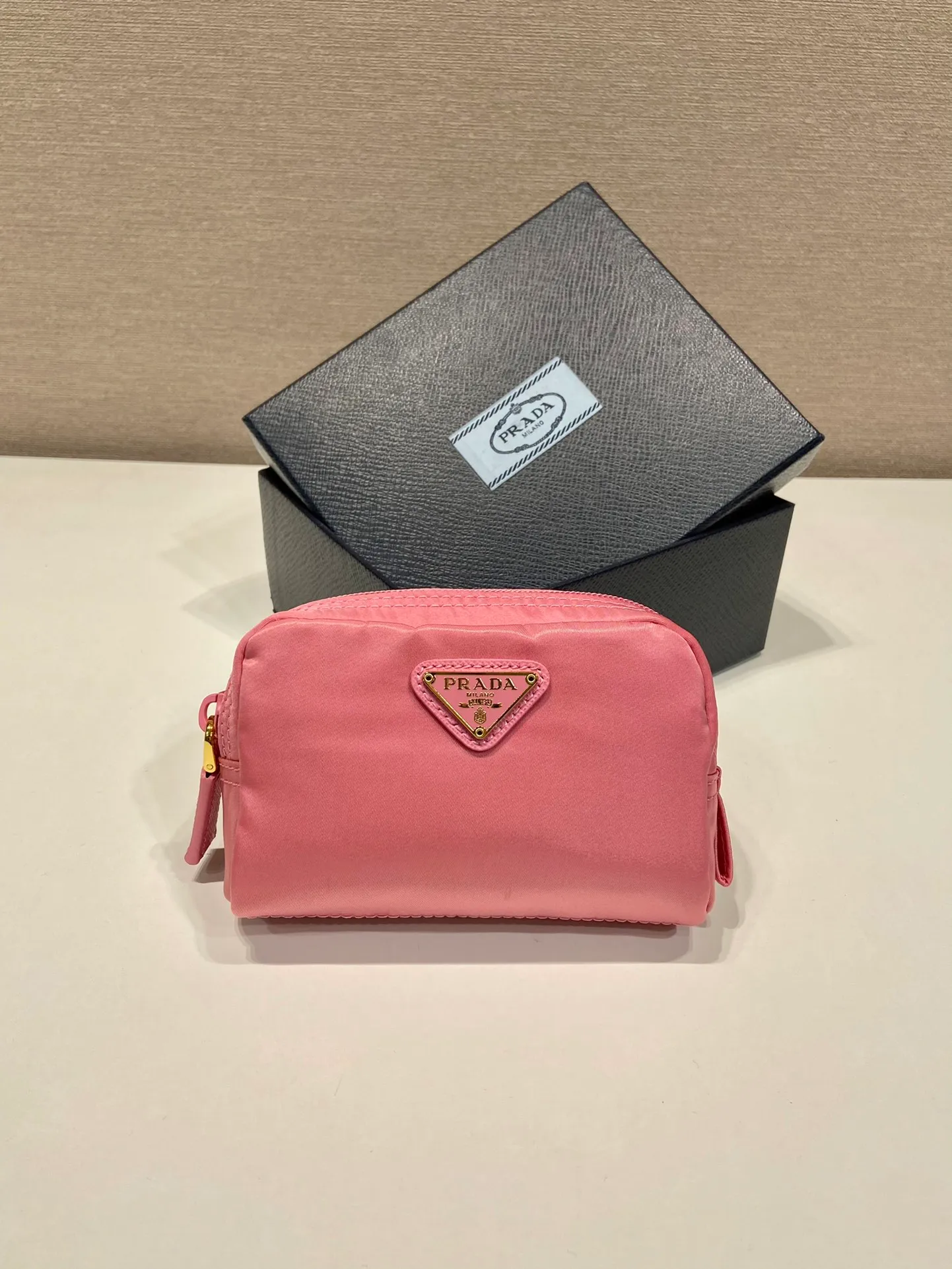 💰280🎉Small clutch🎉1NA339/K gold new product🎉🎉 This clutch is made of innovative Prada Re-Nylon regenerated nylon. The bag has a zipper design, the inner pocket is equipped with a zipper pocket, top-grade hardware, large capacity space, cards/car keys🔑/lipstick💄/all no problem, babies, the little handbag you have been longing for has arrived👏👏 Length 12x Height 8x Bottom 3.5cm🎉🎉🎉👏👏👏