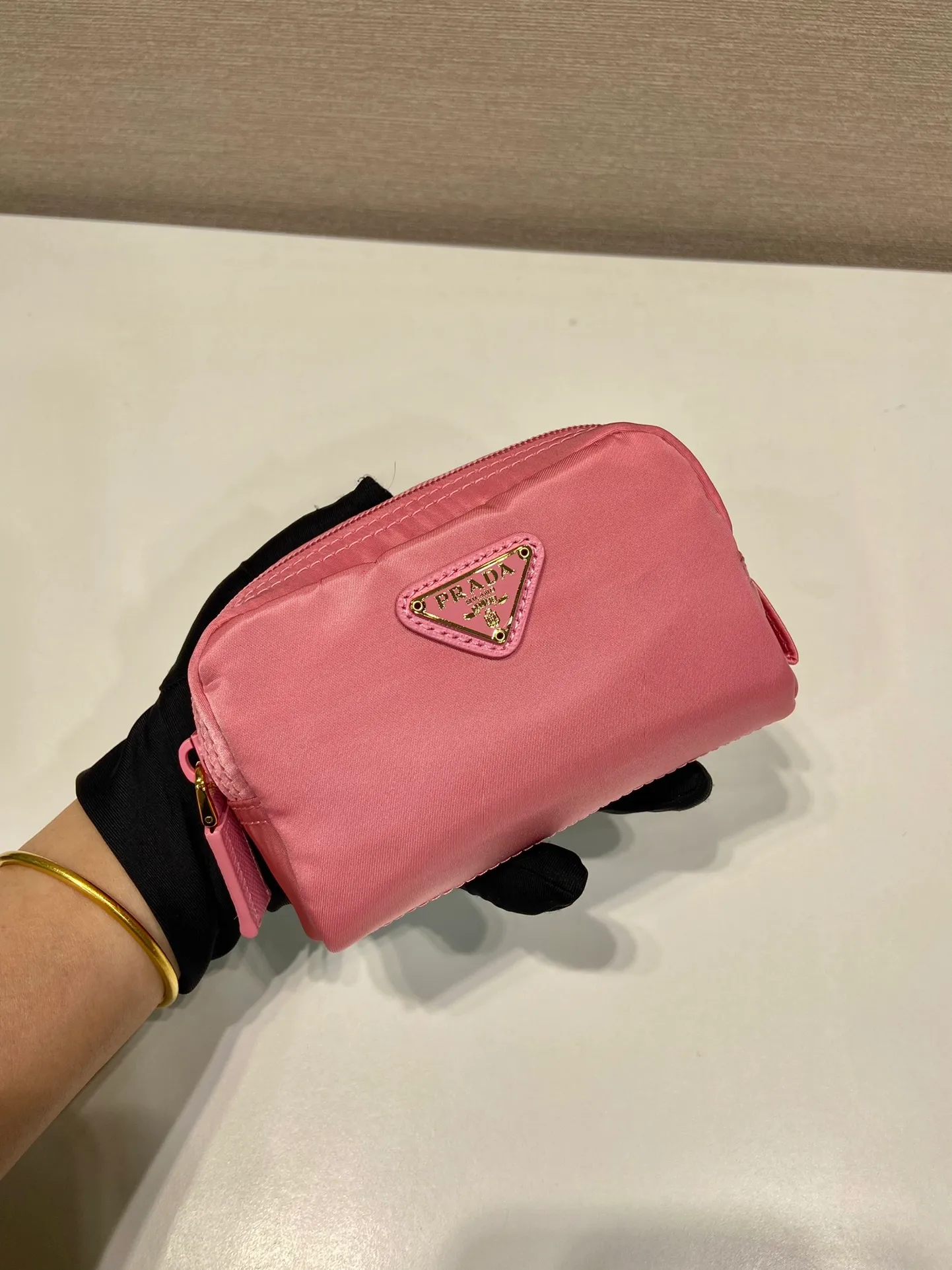 💰280🎉Small clutch🎉1NA339/K gold new product🎉🎉 This clutch is made of innovative Prada Re-Nylon regenerated nylon. The bag has a zipper design, the inner pocket is equipped with a zipper pocket, top-grade hardware, large capacity space, cards/car keys🔑/lipstick💄/all no problem, babies, the little handbag you have been longing for has arrived👏👏 Length 12x Height 8x Bottom 3.5cm🎉🎉🎉👏👏👏