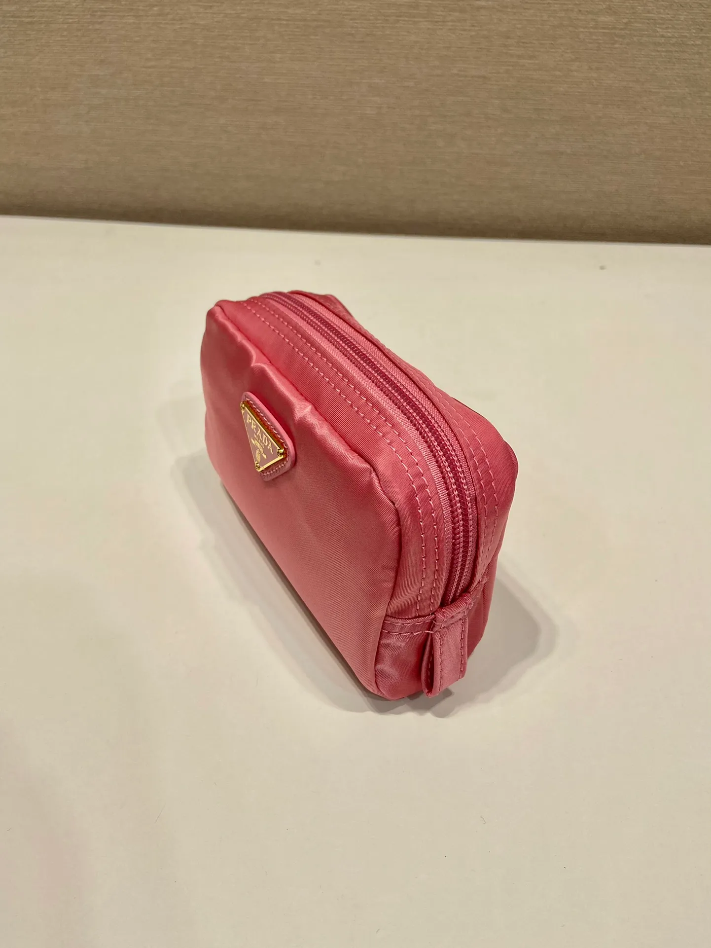 💰280🎉Small clutch🎉1NA339/K gold new product🎉🎉 This clutch is made of innovative Prada Re-Nylon regenerated nylon. The bag has a zipper design, the inner pocket is equipped with a zipper pocket, top-grade hardware, large capacity space, cards/car keys🔑/lipstick💄/all no problem, babies, the little handbag you have been longing for has arrived👏👏 Length 12x Height 8x Bottom 3.5cm🎉🎉🎉👏👏👏