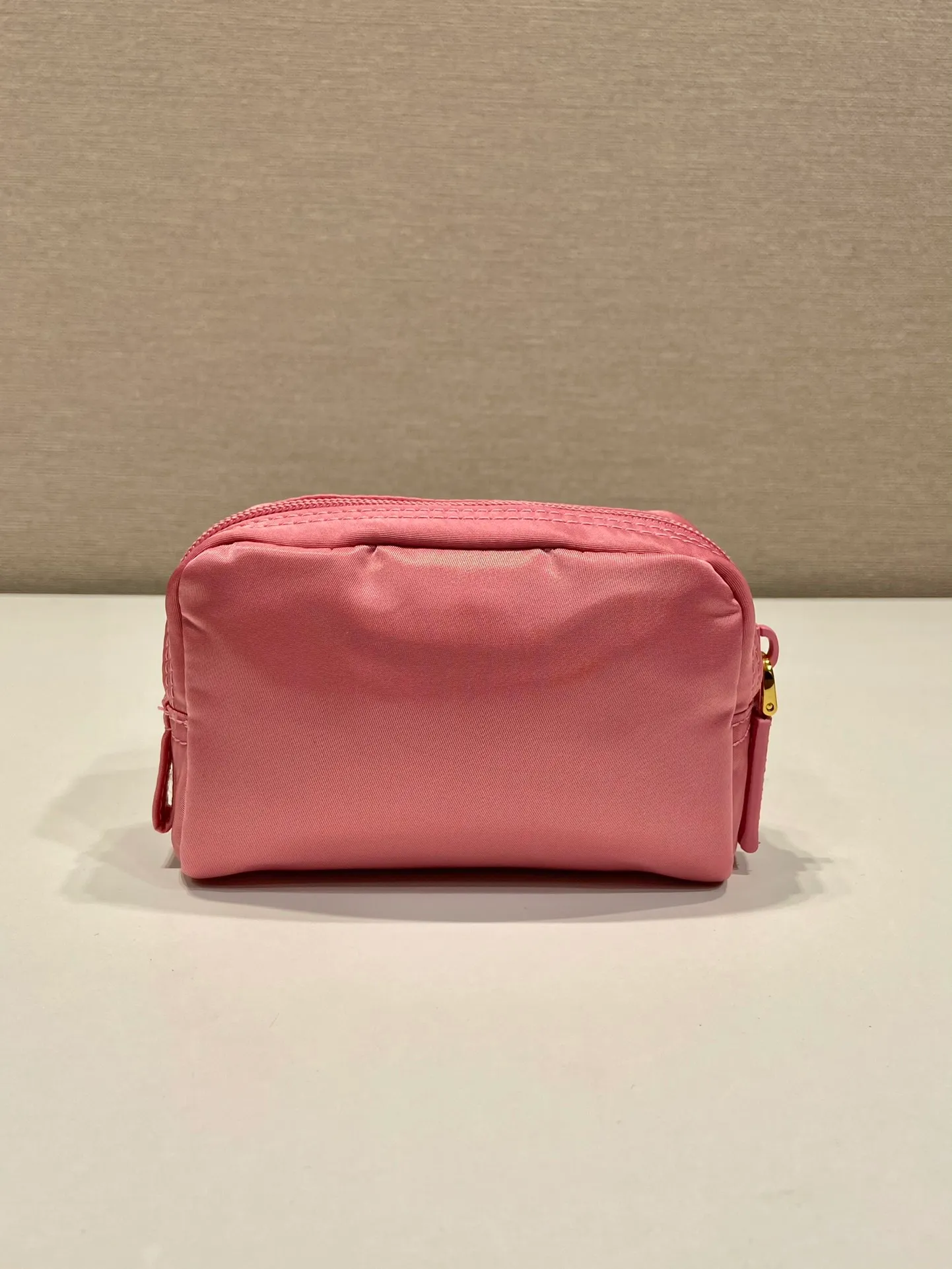 💰280🎉Small clutch🎉1NA339/K gold new product🎉🎉 This clutch is made of innovative Prada Re-Nylon regenerated nylon. The bag has a zipper design, the inner pocket is equipped with a zipper pocket, top-grade hardware, large capacity space, cards/car keys🔑/lipstick💄/all no problem, babies, the little handbag you have been longing for has arrived👏👏 Length 12x Height 8x Bottom 3.5cm🎉🎉🎉👏👏👏