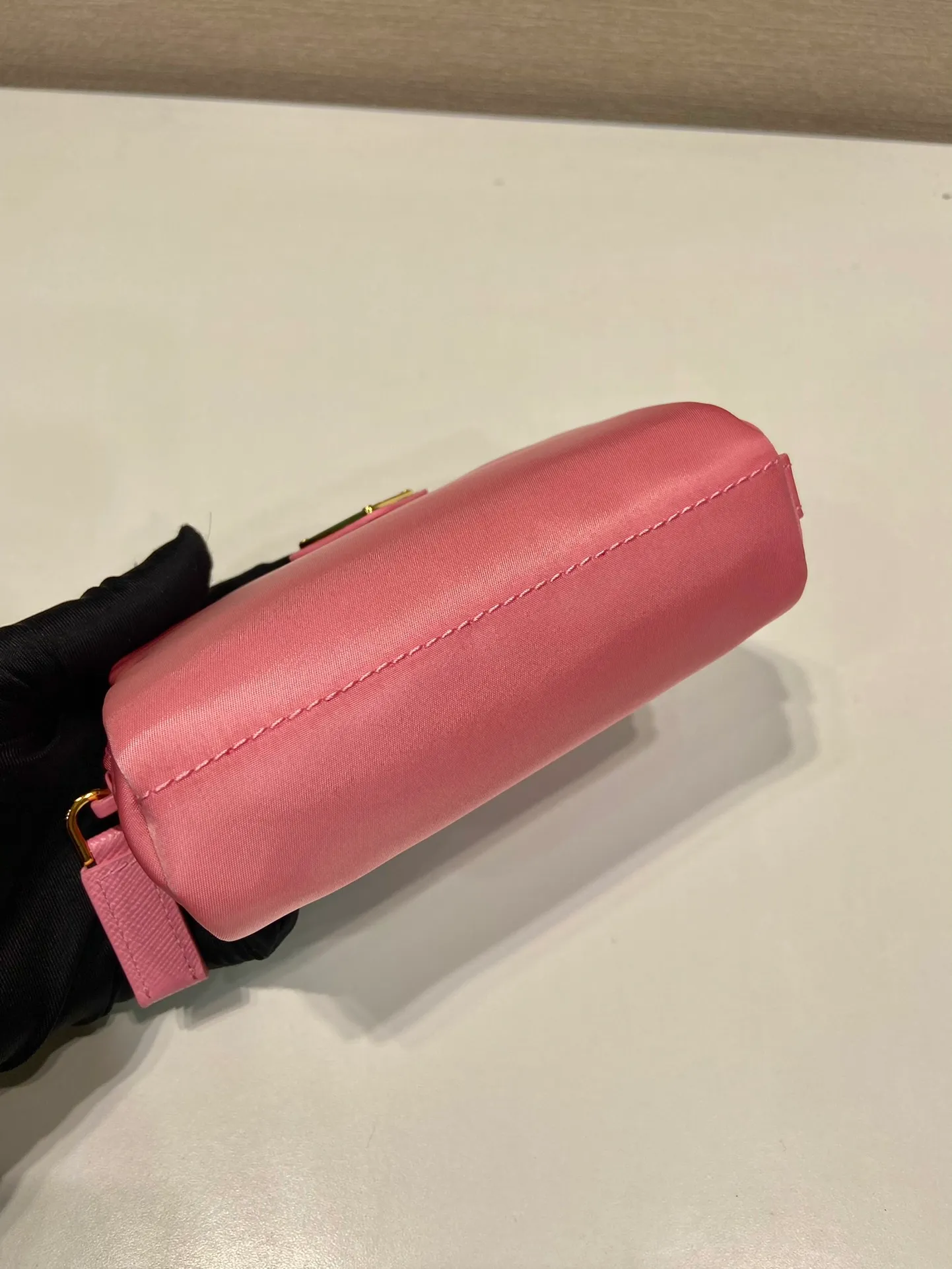 💰280🎉Small clutch🎉1NA339/K gold new product🎉🎉 This clutch is made of innovative Prada Re-Nylon regenerated nylon. The bag has a zipper design, the inner pocket is equipped with a zipper pocket, top-grade hardware, large capacity space, cards/car keys🔑/lipstick💄/all no problem, babies, the little handbag you have been longing for has arrived👏👏 Length 12x Height 8x Bottom 3.5cm🎉🎉🎉👏👏👏