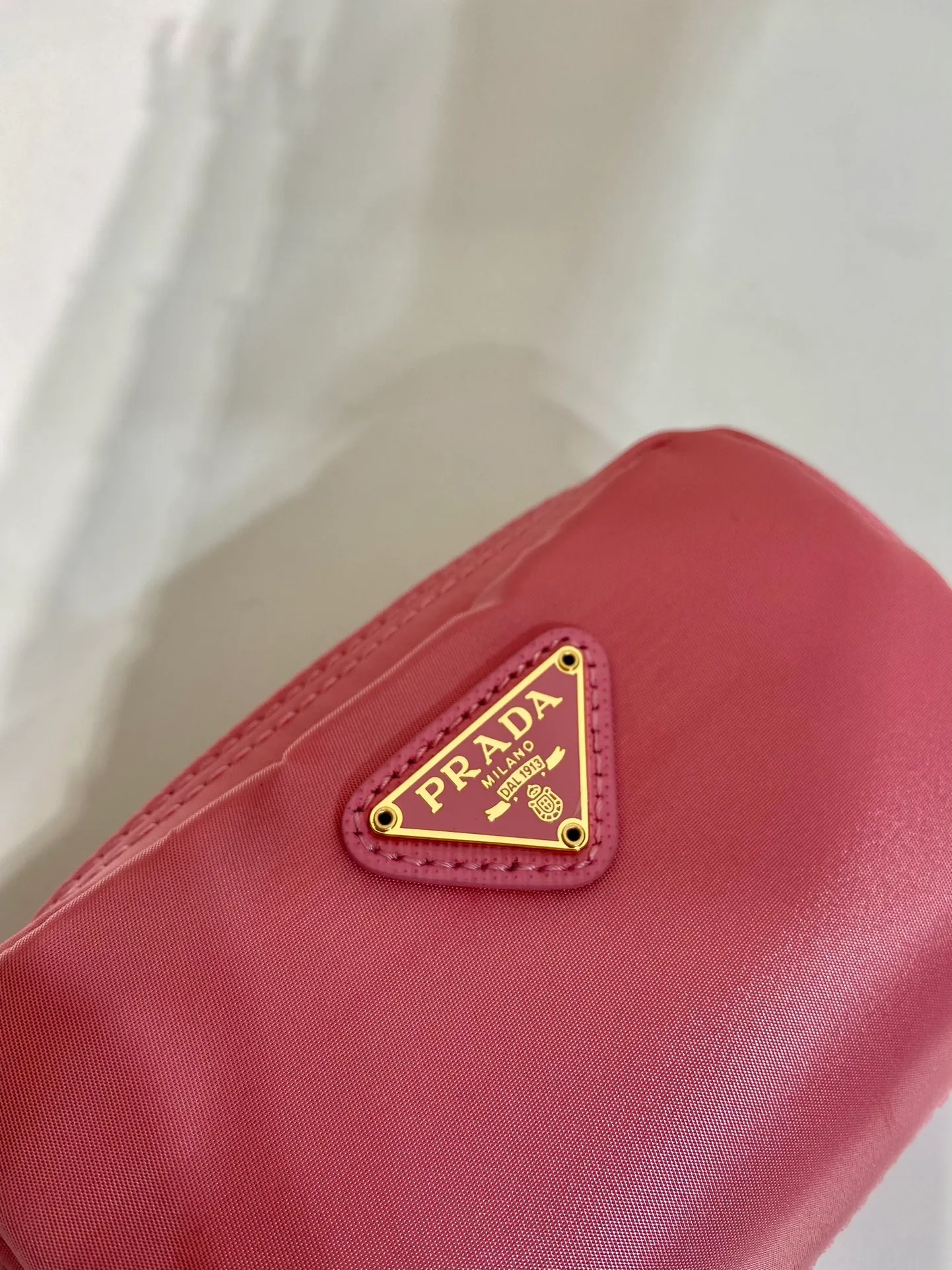 💰280🎉Small clutch🎉1NA339/K gold new product🎉🎉 This clutch is made of innovative Prada Re-Nylon regenerated nylon. The bag has a zipper design, the inner pocket is equipped with a zipper pocket, top-grade hardware, large capacity space, cards/car keys🔑/lipstick💄/all no problem, babies, the little handbag you have been longing for has arrived👏👏 Length 12x Height 8x Bottom 3.5cm🎉🎉🎉👏👏👏