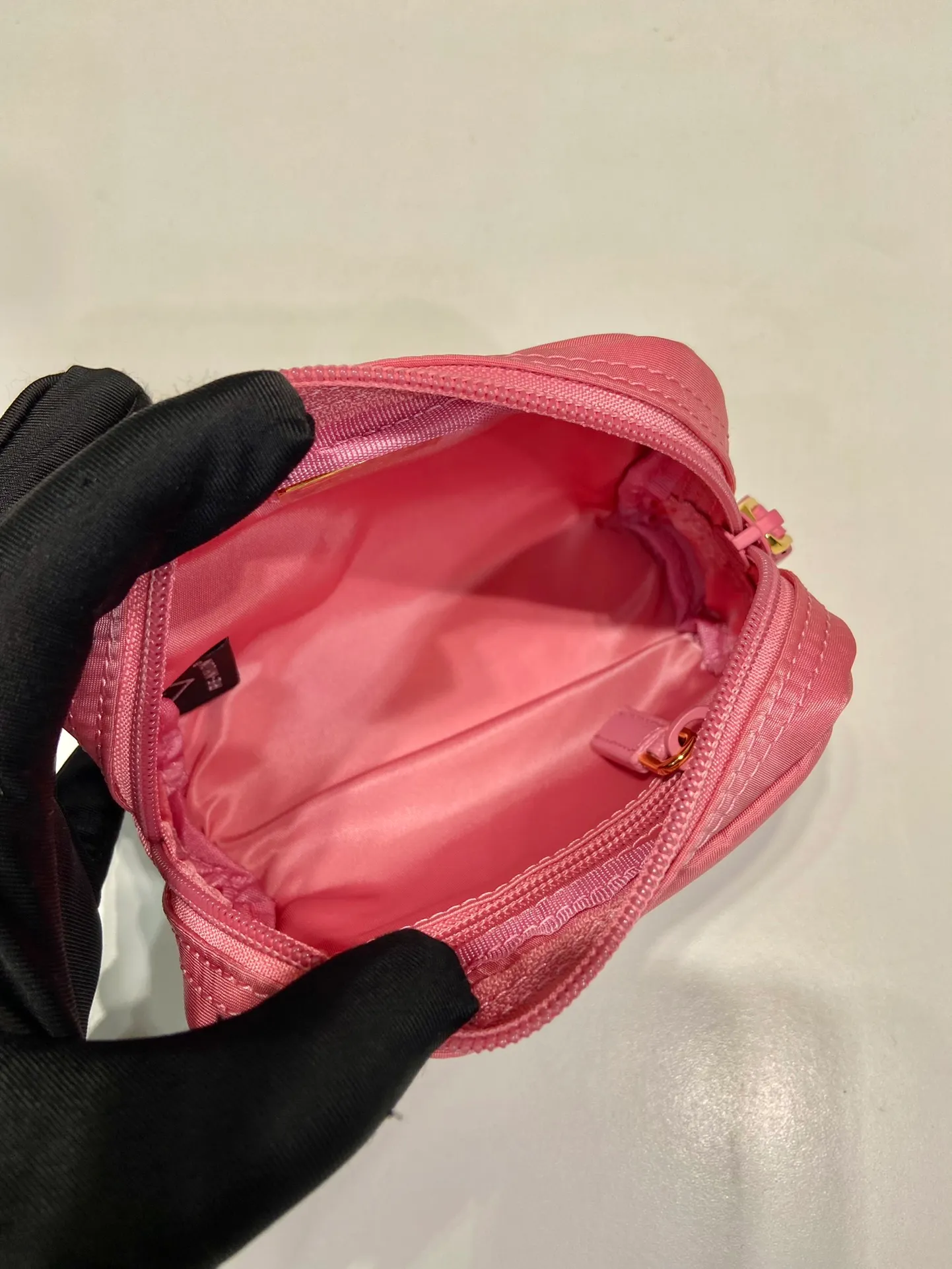 💰280🎉Small clutch🎉1NA339/K gold new product🎉🎉 This clutch is made of innovative Prada Re-Nylon regenerated nylon. The bag has a zipper design, the inner pocket is equipped with a zipper pocket, top-grade hardware, large capacity space, cards/car keys🔑/lipstick💄/all no problem, babies, the little handbag you have been longing for has arrived👏👏 Length 12x Height 8x Bottom 3.5cm🎉🎉🎉👏👏👏