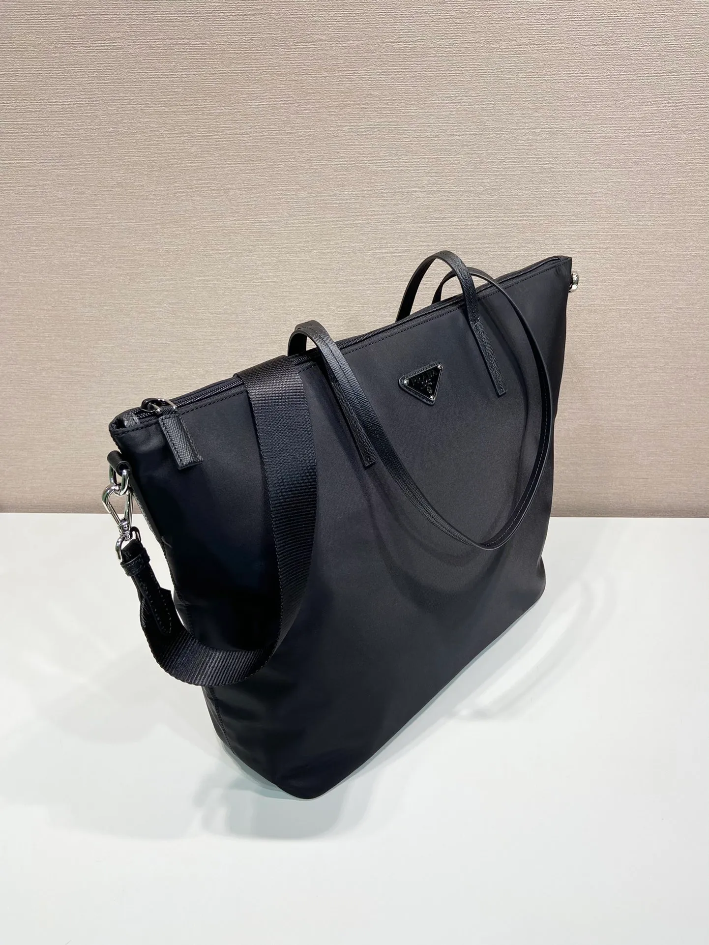 💰1020, P’s new shopping bag, 1BG189🎉🎉🎉, original item, made of imported parachute fabric + cross-grain cowhide top hardware, 165 OEM code, light and elegant, suitable for both men and women, length 36 (bag opening 45) x height 34x bottom 13cm💪💪💪[red envelope][红包][红包]