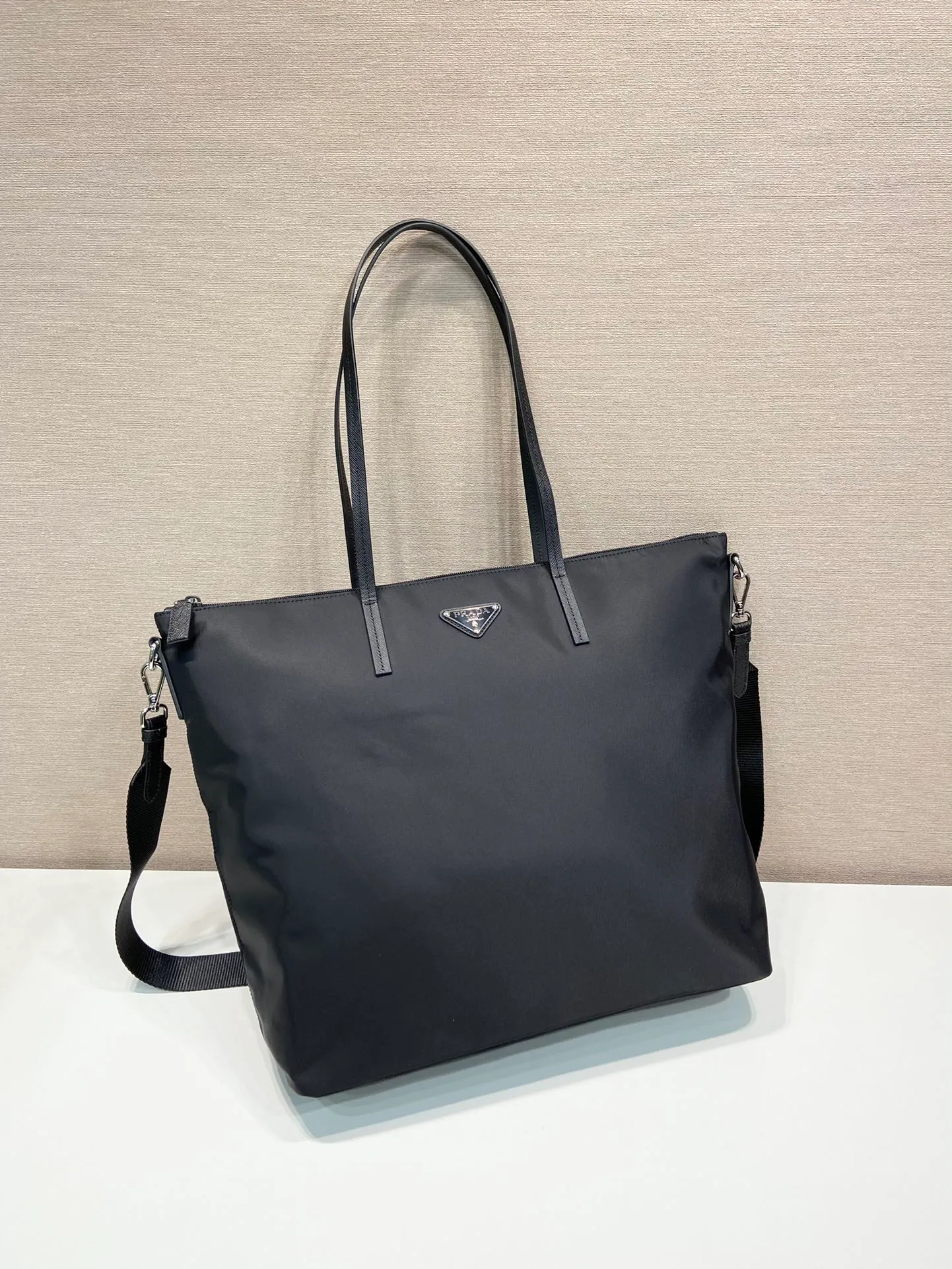 💰1020, P’s new shopping bag, 1BG189🎉🎉🎉, original item, made of imported parachute fabric + cross-grain cowhide top hardware, 165 OEM code, light and elegant, suitable for both men and women, length 36 (bag opening 45) x height 34x bottom 13cm💪💪💪[red envelope][红包][红包]