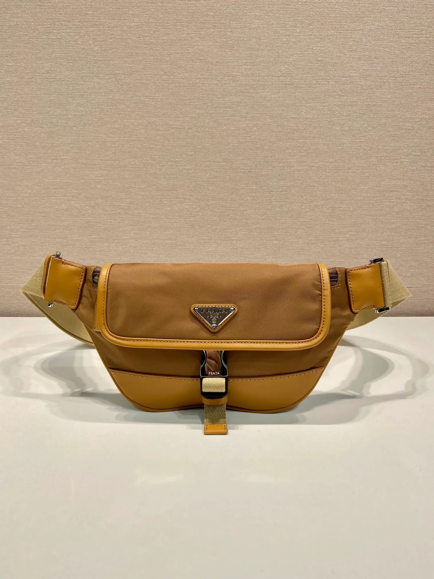 💰960🎉New waist bag🎉2VH176🎉🎉 This versatile and fashionable shoulder bag is made of imported nylon material. The compact style is embellished with leather trim, details such as side buckles are refined and practical, and the adjustable shoulder strap makes it easy to wear cross-body. The enameled triangular metal logo highlights the brand's classic character. It can be used as a chest bag or a waist bag. The upper body effect is very cool, lightweight and practical. Hurry up and get it🎉🎉 Length 18x height 15x bottom 5cm
