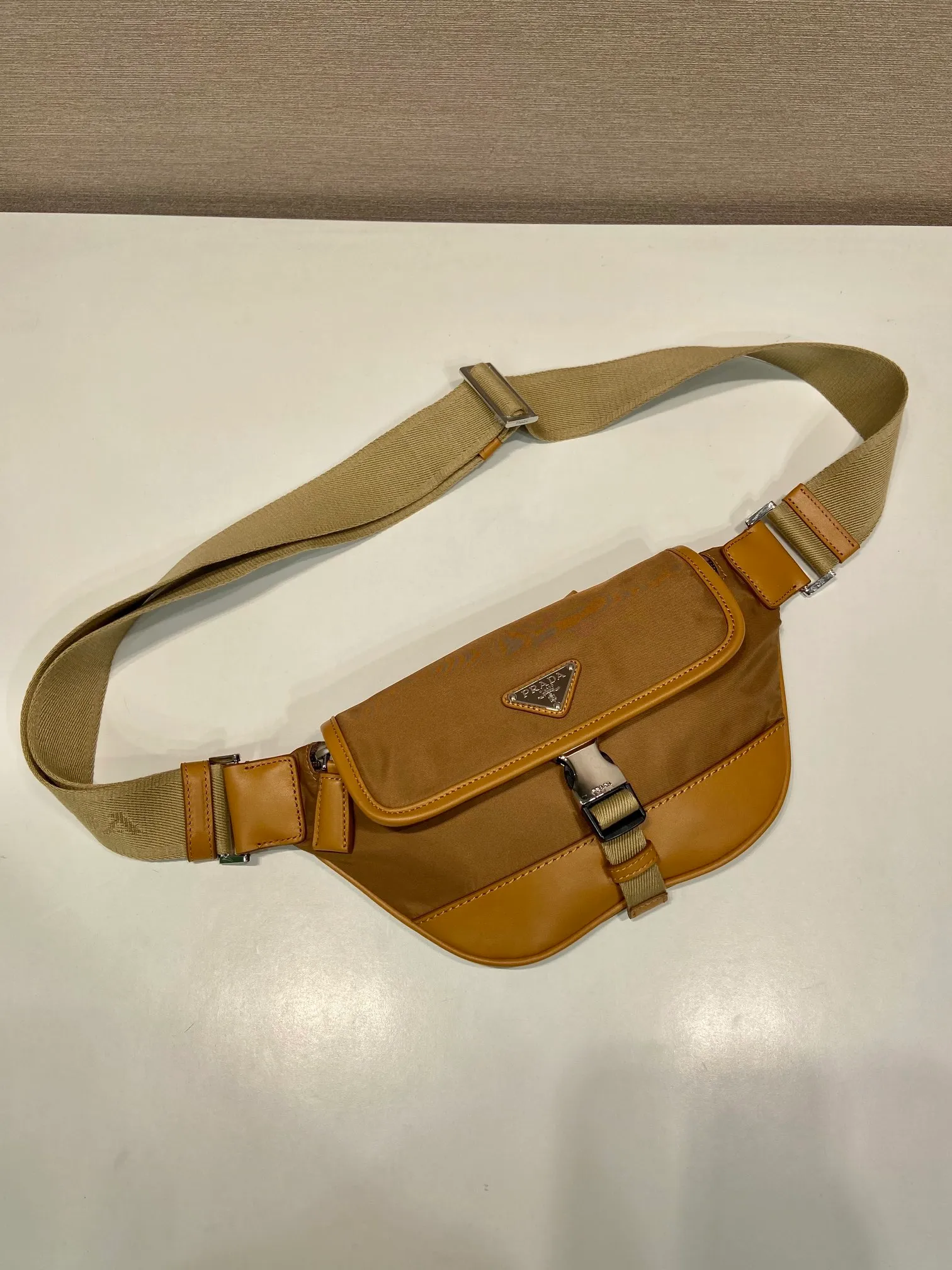 💰960🎉New waist bag🎉2VH176🎉🎉 This versatile and fashionable shoulder bag is made of imported nylon material. The compact style is embellished with leather trim, details such as side buckles are refined and practical, and the adjustable shoulder strap makes it easy to wear cross-body. The enameled triangular metal logo highlights the brand's classic character. It can be used as a chest bag or a waist bag. The upper body effect is very cool, lightweight and practical. Hurry up and get it🎉🎉 Length 18x height 15x bottom 5cm
