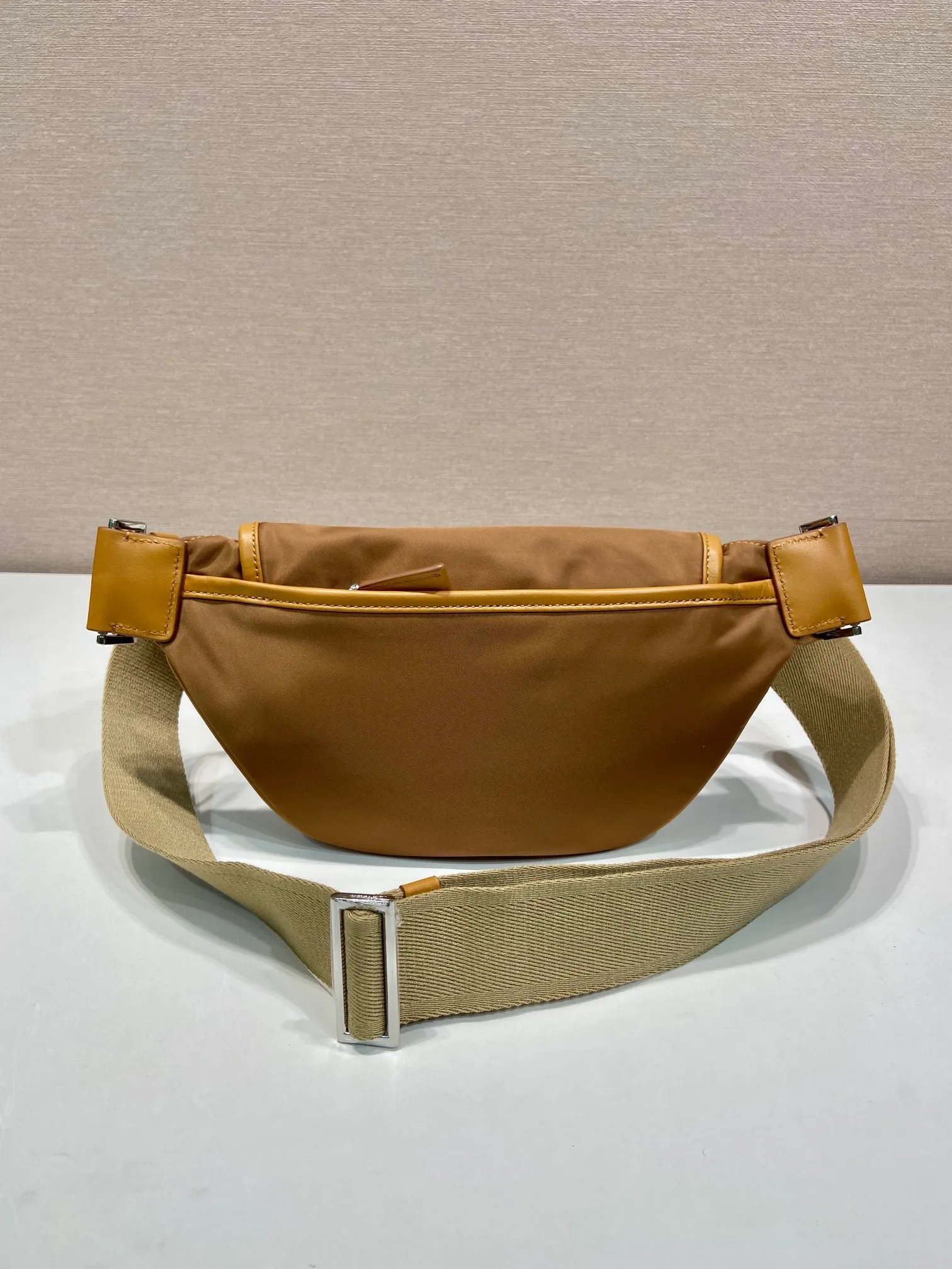 💰960🎉New waist bag🎉2VH176🎉🎉 This versatile and fashionable shoulder bag is made of imported nylon material. The compact style is embellished with leather trim, details such as side buckles are refined and practical, and the adjustable shoulder strap makes it easy to wear cross-body. The enameled triangular metal logo highlights the brand's classic character. It can be used as a chest bag or a waist bag. The upper body effect is very cool, lightweight and practical. Hurry up and get it🎉🎉 Length 18x height 15x bottom 5cm