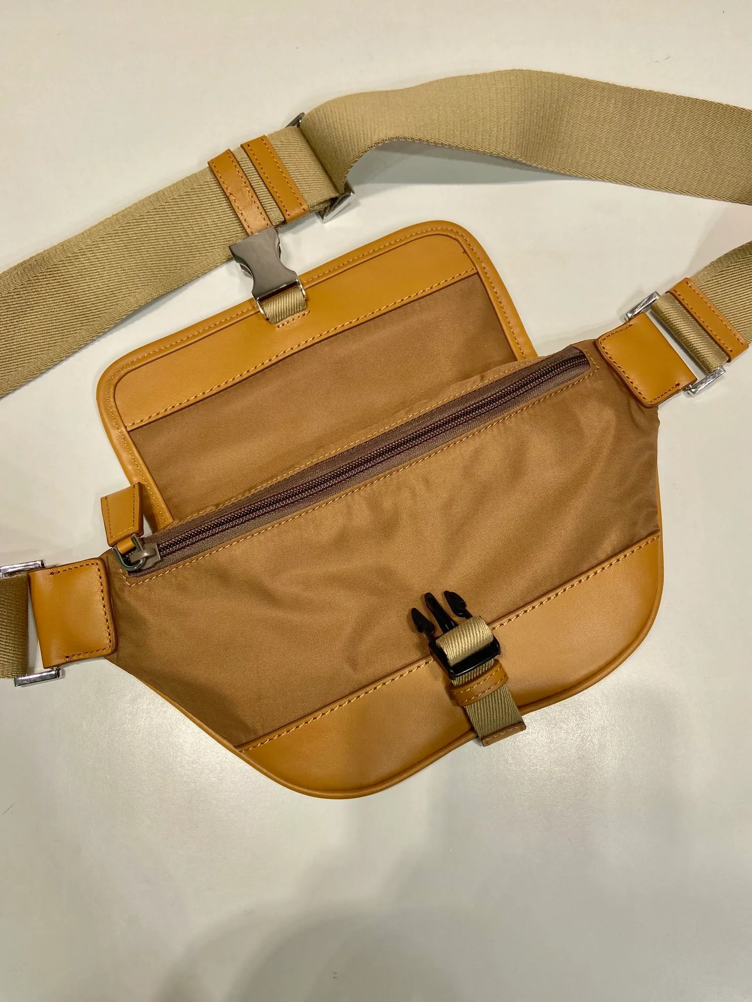 💰960🎉New waist bag🎉2VH176🎉🎉 This versatile and fashionable shoulder bag is made of imported nylon material. The compact style is embellished with leather trim, details such as side buckles are refined and practical, and the adjustable shoulder strap makes it easy to wear cross-body. The enameled triangular metal logo highlights the brand's classic character. It can be used as a chest bag or a waist bag. The upper body effect is very cool, lightweight and practical. Hurry up and get it🎉🎉 Length 18x height 15x bottom 5cm