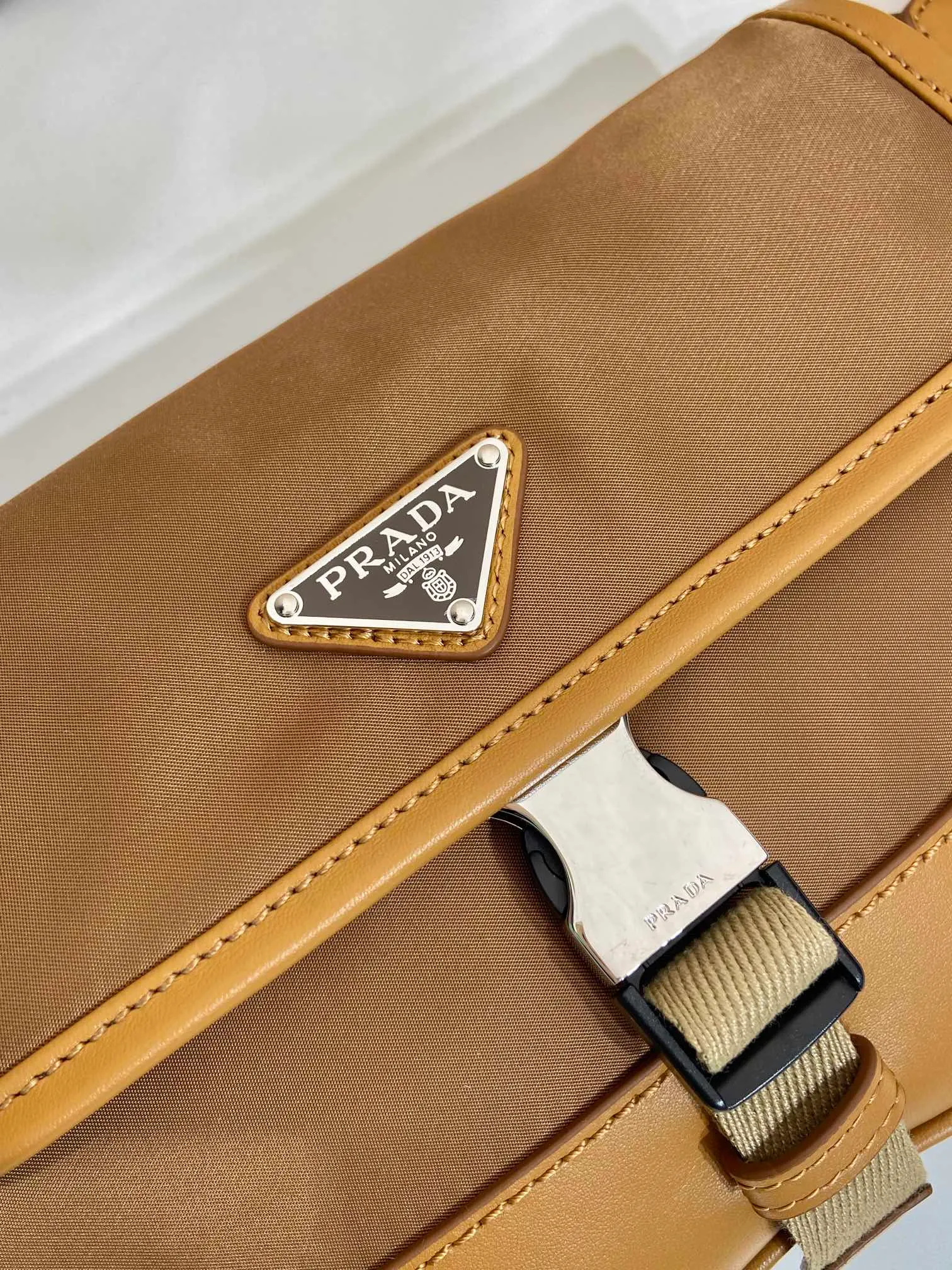 💰960🎉New waist bag🎉2VH176🎉🎉 This versatile and fashionable shoulder bag is made of imported nylon material. The compact style is embellished with leather trim, details such as side buckles are refined and practical, and the adjustable shoulder strap makes it easy to wear cross-body. The enameled triangular metal logo highlights the brand's classic character. It can be used as a chest bag or a waist bag. The upper body effect is very cool, lightweight and practical. Hurry up and get it🎉🎉 Length 18x height 15x bottom 5cm