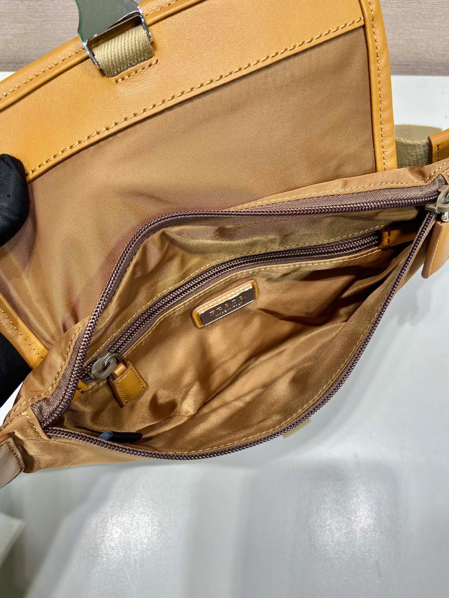 💰960🎉New waist bag🎉2VH176🎉🎉 This versatile and fashionable shoulder bag is made of imported nylon material. The compact style is embellished with leather trim, details such as side buckles are refined and practical, and the adjustable shoulder strap makes it easy to wear cross-body. The enameled triangular metal logo highlights the brand's classic character. It can be used as a chest bag or a waist bag. The upper body effect is very cool, lightweight and practical. Hurry up and get it🎉🎉 Length 18x height 15x bottom 5cm