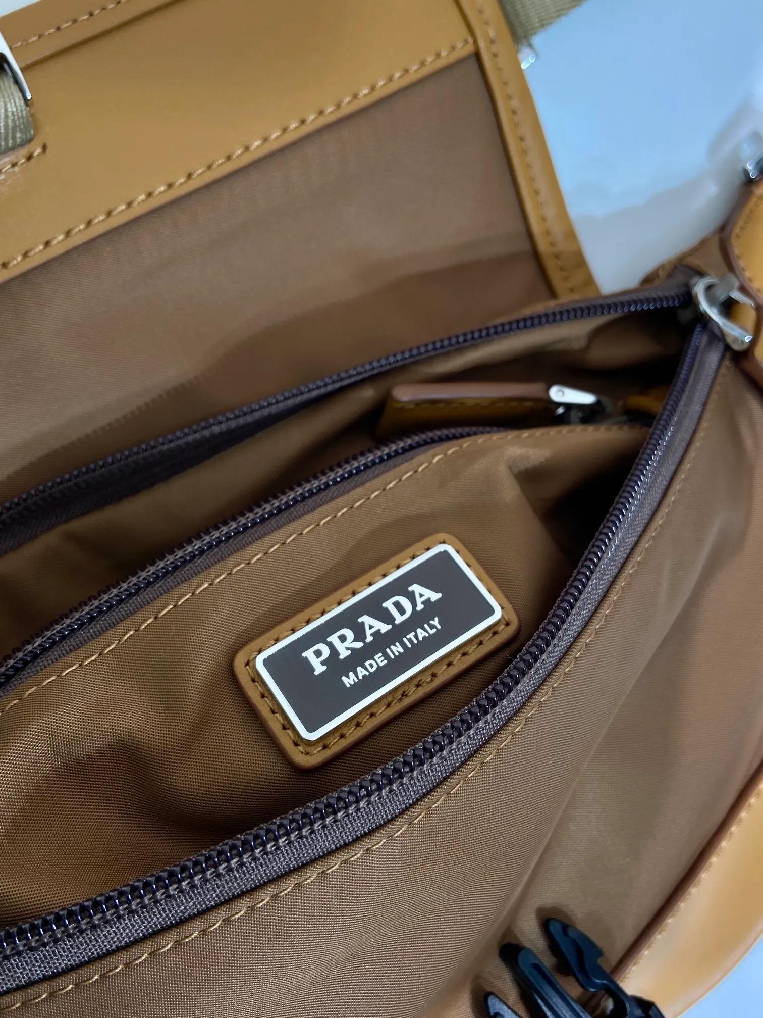 💰960🎉New waist bag🎉2VH176🎉🎉 This versatile and fashionable shoulder bag is made of imported nylon material. The compact style is embellished with leather trim, details such as side buckles are refined and practical, and the adjustable shoulder strap makes it easy to wear cross-body. The enameled triangular metal logo highlights the brand's classic character. It can be used as a chest bag or a waist bag. The upper body effect is very cool, lightweight and practical. Hurry up and get it🎉🎉 Length 18x height 15x bottom 5cm