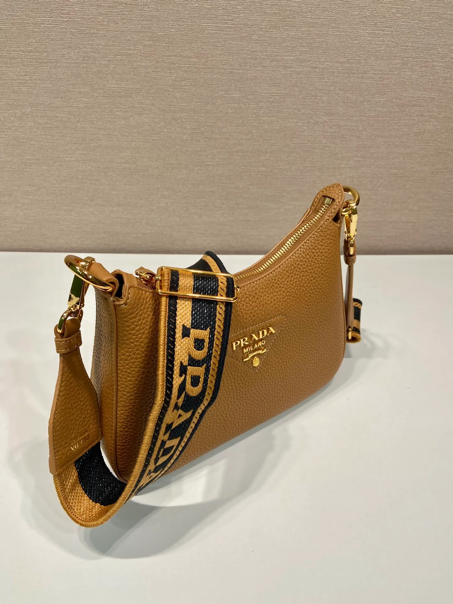 💰1660🎉New model🎉1BH193 small size🎉 This single shoulder strap is made of imported deerskin grain cowhide, with a long fabric shoulder strap and adjustable design. So perfect😘, versatile for mixing and matching for different occasions and different clothes😘, large capacity, super soft feel🎉Hurry up and get it🎉 Length 24x height 18x ​​base 6cm
