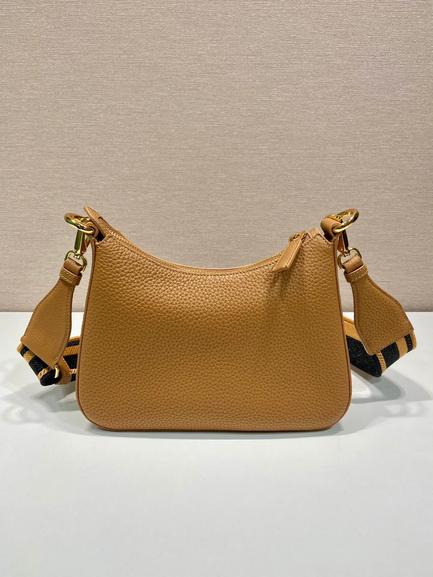 💰1660🎉New model🎉1BH193 small size🎉 This single shoulder strap is made of imported deerskin grain cowhide, with a long fabric shoulder strap and adjustable design. So perfect😘, versatile for mixing and matching for different occasions and different clothes😘, large capacity, super soft feel🎉Hurry up and get it🎉 Length 24x height 18x ​​base 6cm