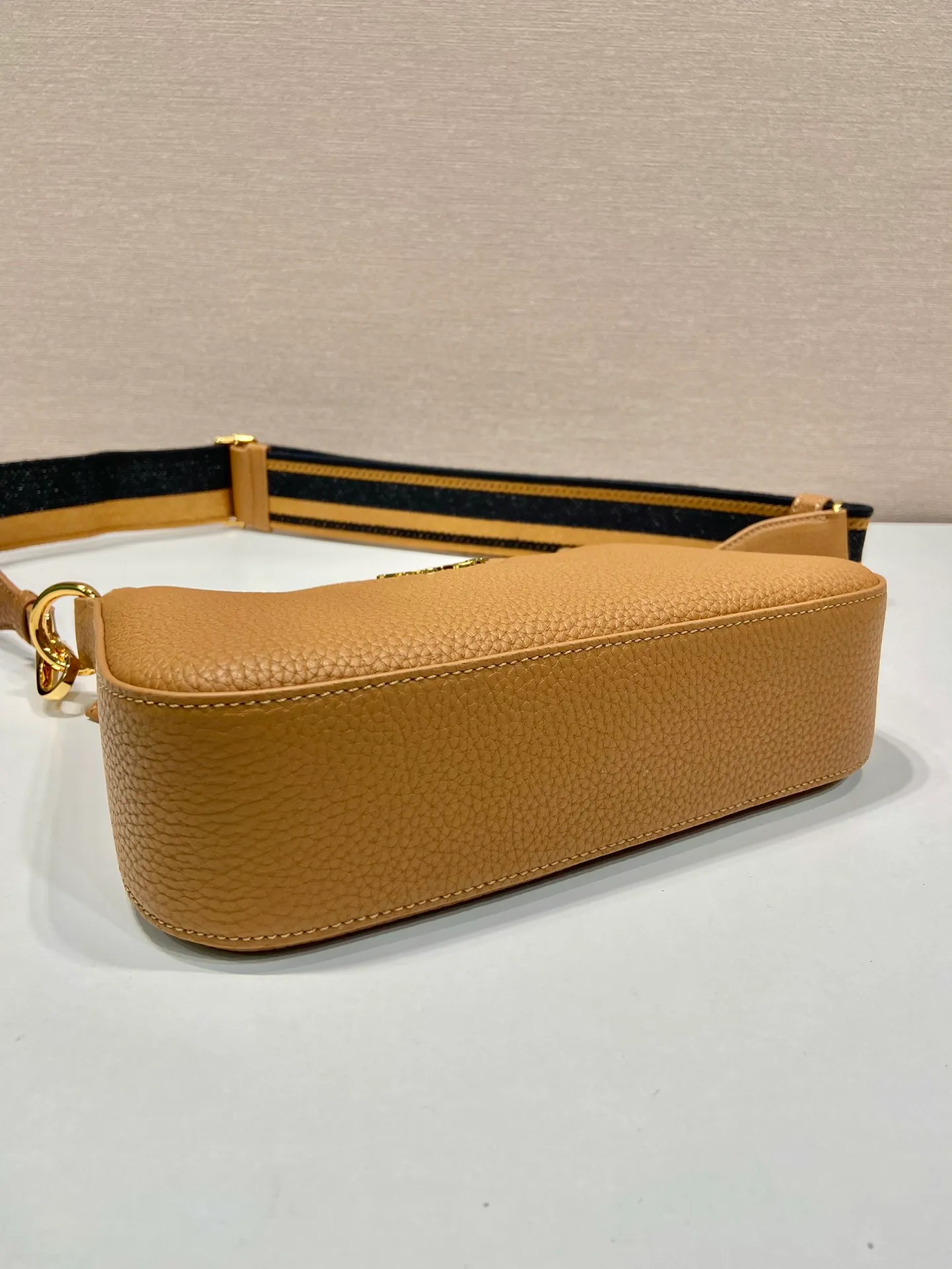 💰1660🎉New model🎉1BH193 small size🎉 This single shoulder strap is made of imported deerskin grain cowhide, with a long fabric shoulder strap and adjustable design. So perfect😘, versatile for mixing and matching for different occasions and different clothes😘, large capacity, super soft feel🎉Hurry up and get it🎉 Length 24x height 18x ​​base 6cm