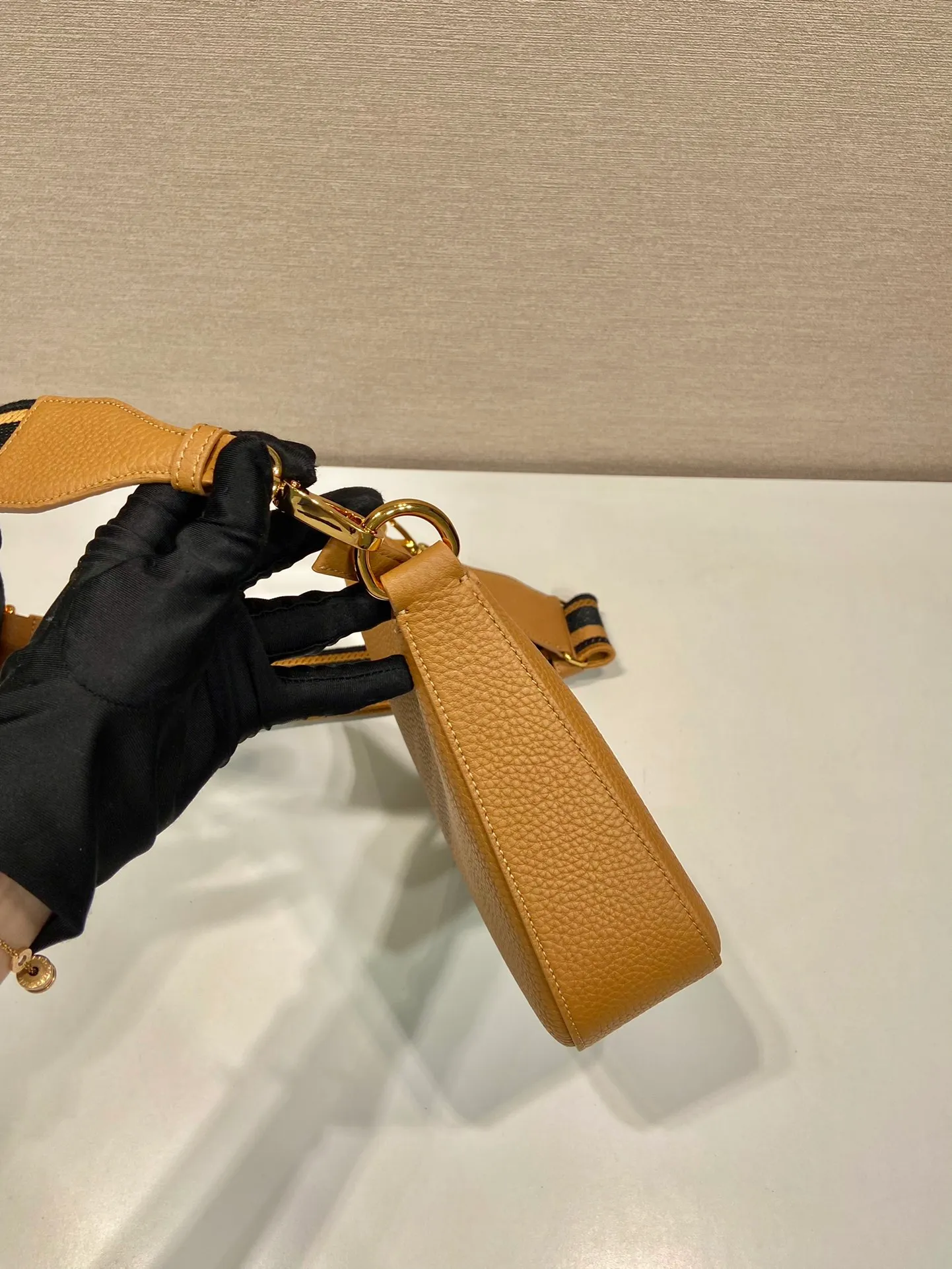 💰1660🎉New model🎉1BH193 small size🎉 This single shoulder strap is made of imported deerskin grain cowhide, with a long fabric shoulder strap and adjustable design. So perfect😘, versatile for mixing and matching for different occasions and different clothes😘, large capacity, super soft feel🎉Hurry up and get it🎉 Length 24x height 18x ​​base 6cm