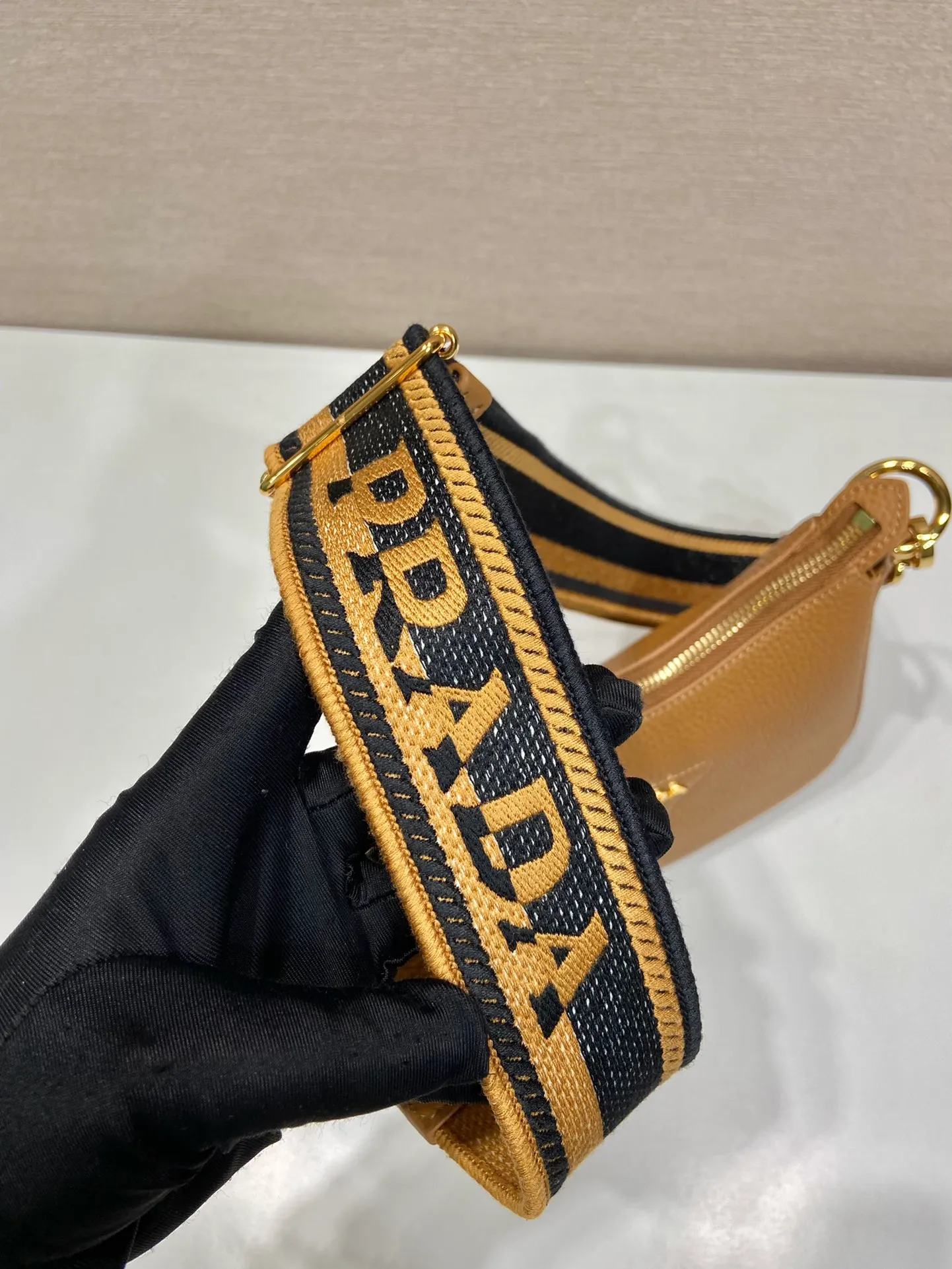 💰1660🎉New model🎉1BH193 small size🎉 This single shoulder strap is made of imported deerskin grain cowhide, with a long fabric shoulder strap and adjustable design. So perfect😘, versatile for mixing and matching for different occasions and different clothes😘, large capacity, super soft feel🎉Hurry up and get it🎉 Length 24x height 18x ​​base 6cm