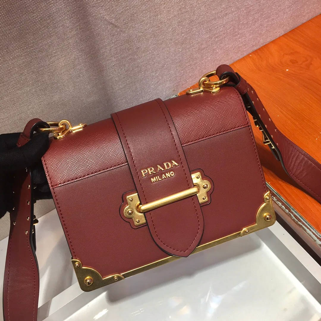 💰1800, P’s latest women’s bag 1BD045, new color has arrived, fully upgraded (shoulder strap lengthened😘Lengthened😘), top-quality goods, synchronized with counters, made of imported calfskin➕cross pattern➕sheepskin inner, top-grade hardware. Lots of compartments, fashionable + casual + lightweight, a favorite among ladies, length 19cm and height 14cmX9cm