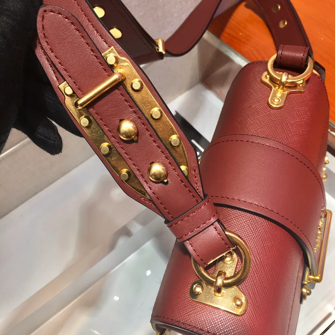 💰1800, P’s latest women’s bag 1BD045, new color has arrived, fully upgraded (shoulder strap lengthened😘Lengthened😘), top-quality goods, synchronized with counters, made of imported calfskin➕cross pattern➕sheepskin inner, top-grade hardware. Lots of compartments, fashionable + casual + lightweight, a favorite among ladies, length 19cm and height 14cmX9cm